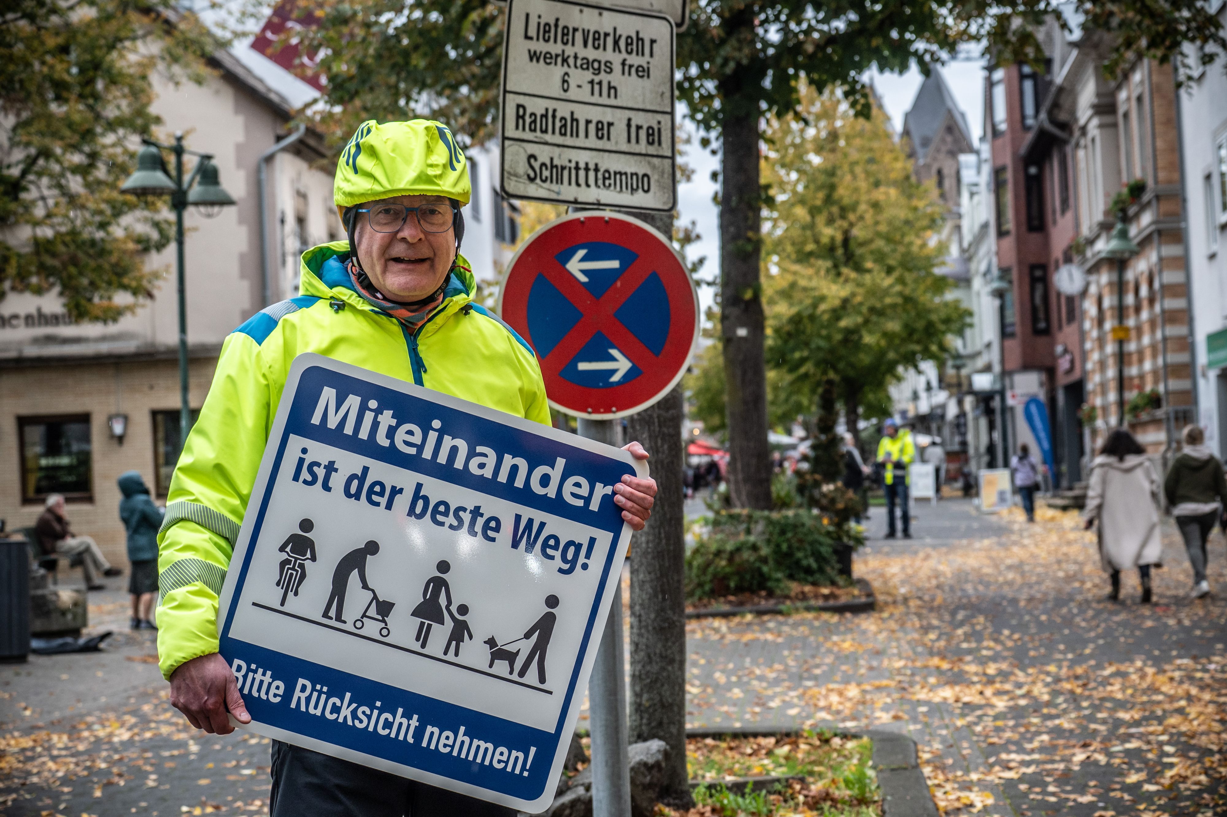 Raimond Schmahl hat auf eigene Rechnung für 120 Euro zwei Schilder anfertigen lassen.