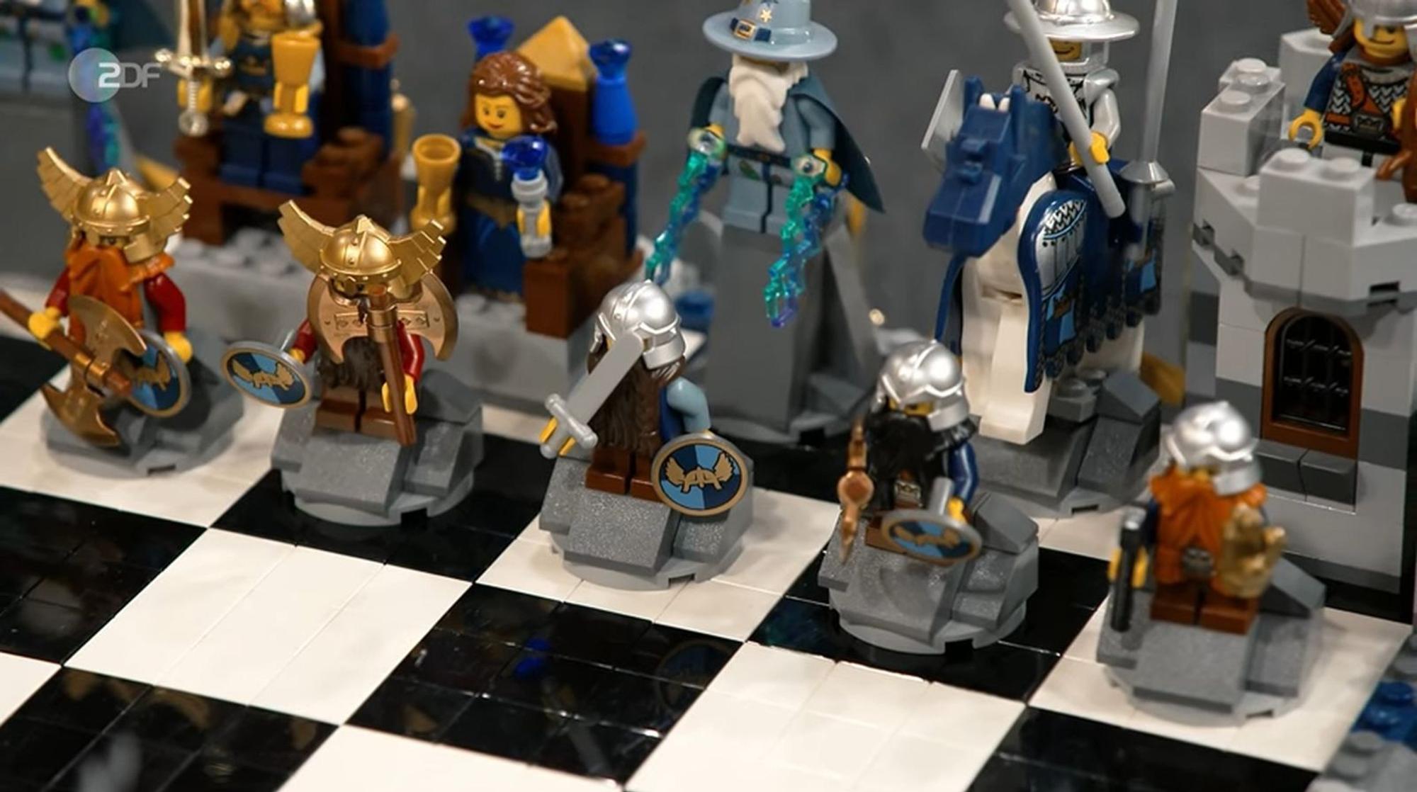 Anschließend wurde es auf dem Expertentisch noch figurenreicher: Ein Schachspiel aus Lego stand zum Verkauf. Annika Raßbach war von dem ungewöhnlichen Set begeistert. „Ich bin richtig froh und stolz, dass mal in live zu sehen und anfassen zu dürfen“, schwärmte sie. (Bild: ZDF)