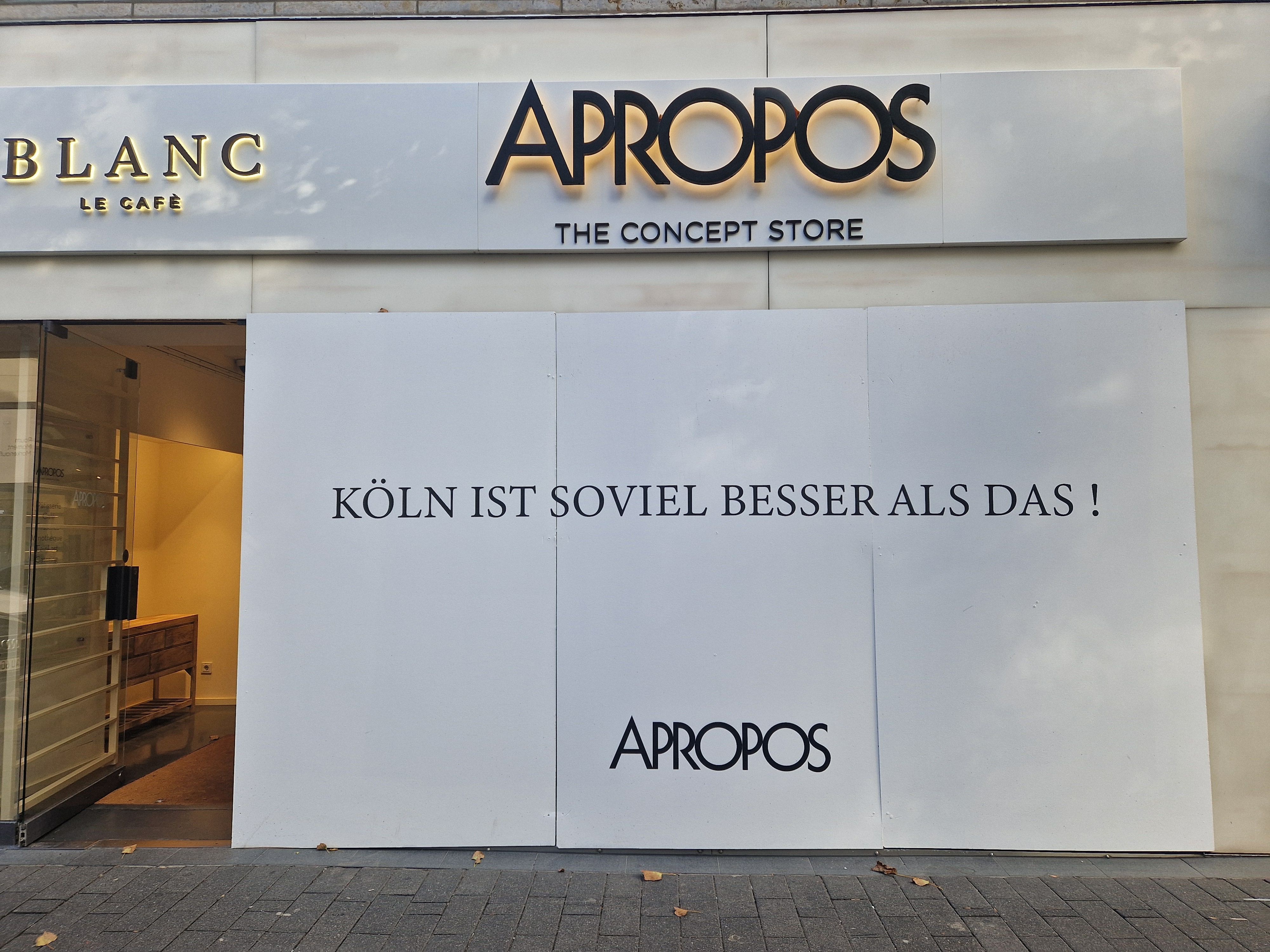 Die kaputte Fensterfront wurde bei „Apropos“ mit einer deutlichen Botschaft bestückt.