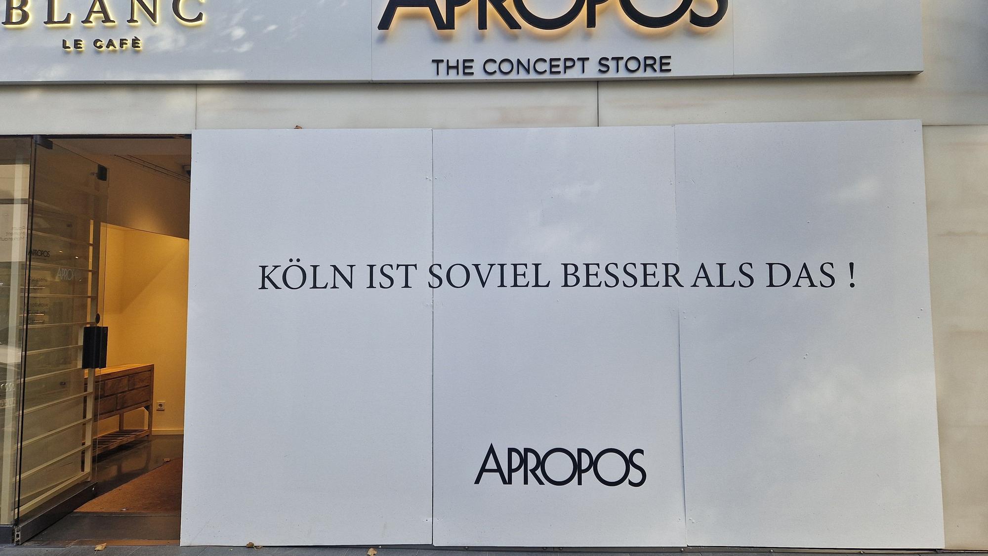 Die kaputte Fensterfront wurde bei „Apropos“ mit einer deutlichen Botschaft bestückt.