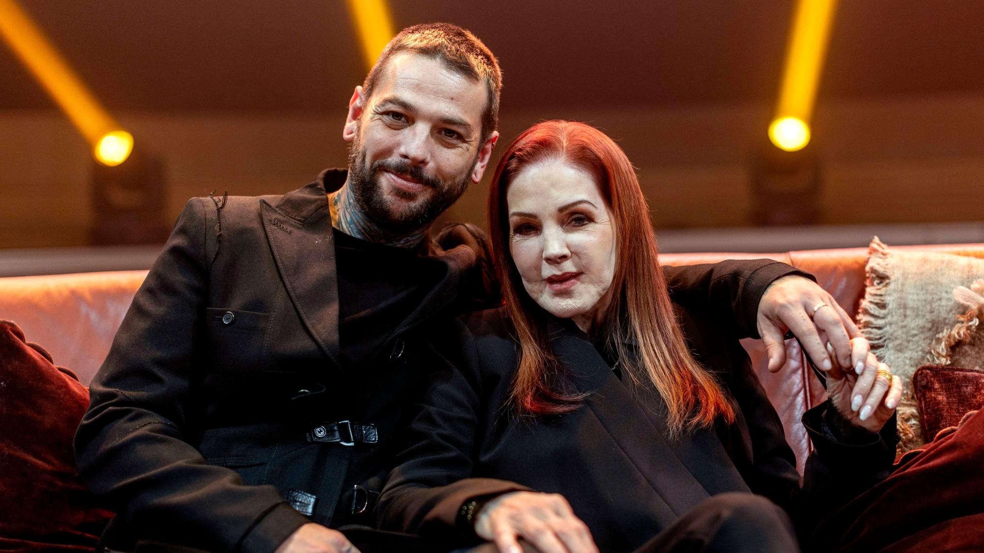 Priscilla Presley präsentiert sich bei ihrer Tournee zusammen mit ihrem Sohn Navarone Garibaldi Garcia dem Publikum.