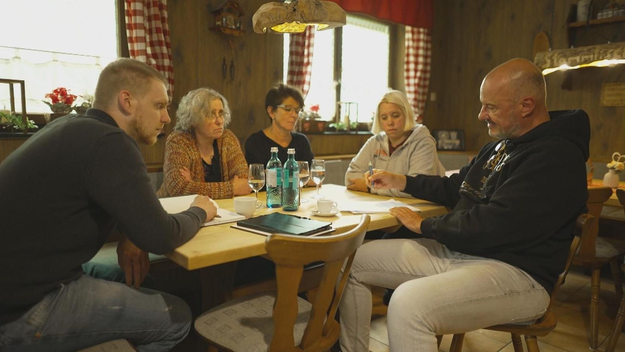 Bei einer Besprechung zählte Frank Rosin (rechts) die Mängel auf, die das Team des Orgelstübchens schnellstens beheben muss. (Bild: Joyn)