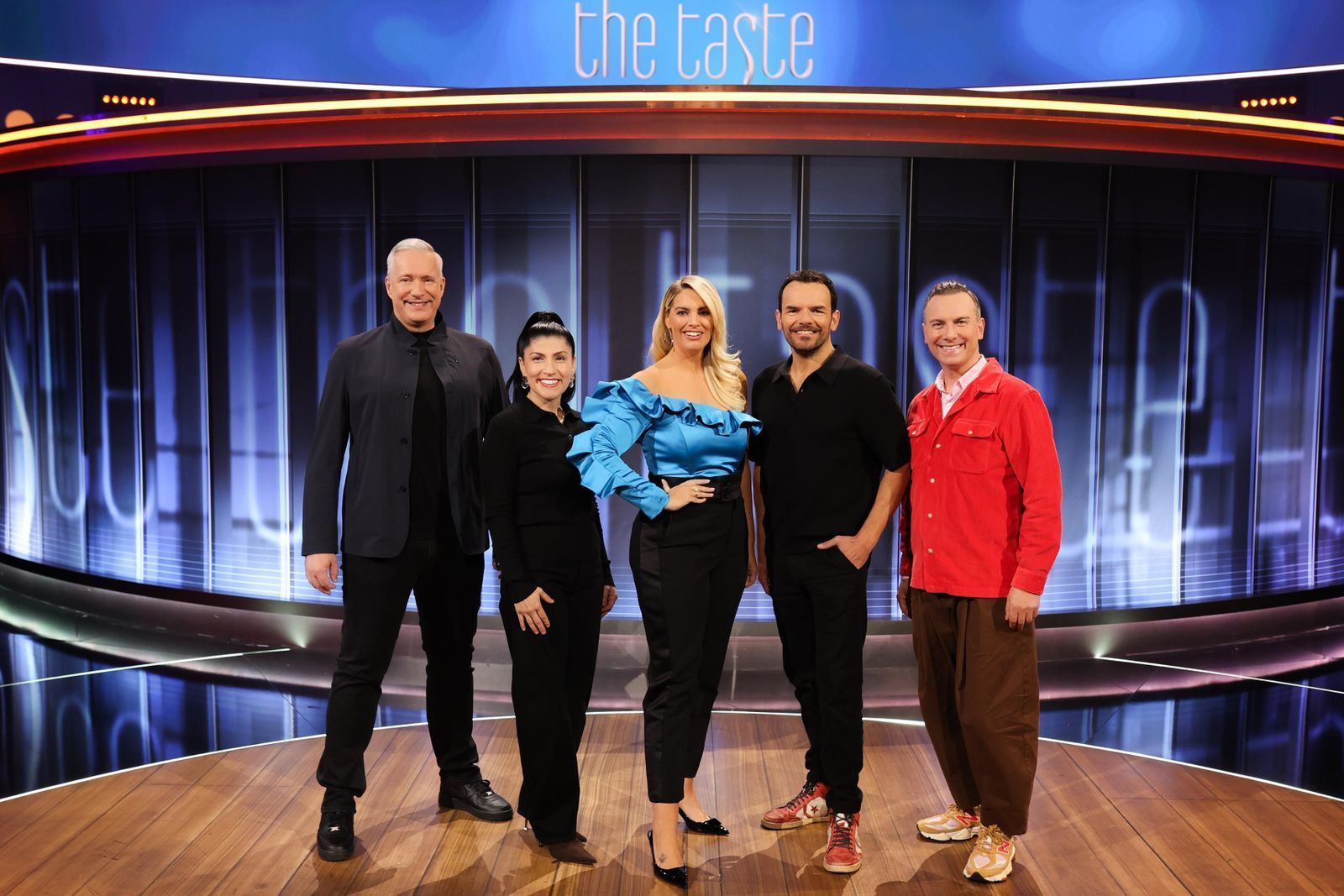 Jetzt gibt es wieder was auf die Löffel: Moderatorin Angelina Kirsch und ihre Koch-Profis bei „The Taste“. (Bild: Joyn / Benedikt Müller)