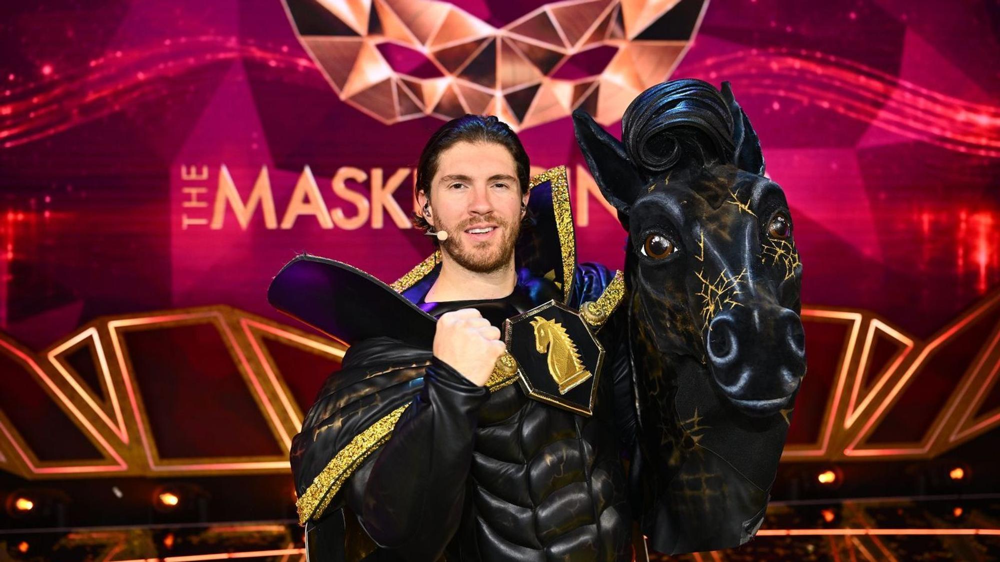 Nach seinem Sieg als Tukan bei „The Masked Singer Switzerland“ (2022) landete Ex-Dschungelkönig Joey Heindle als P. S. in Deutschland auf Platz drei. (Bild: Joyn/Willi Weber)