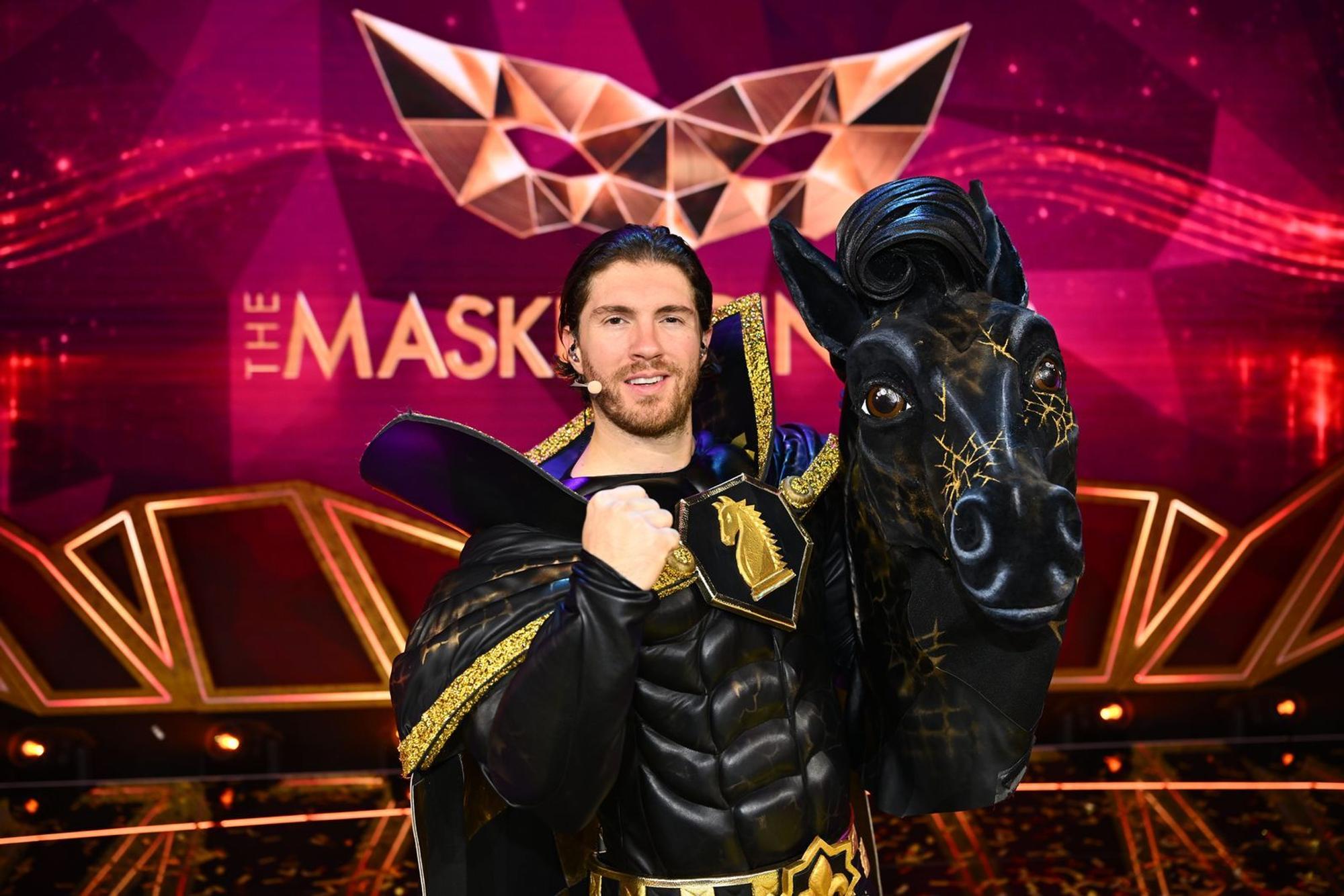 Nach seinem Sieg als Tukan bei „The Masked Singer Switzerland“ (2022) landete Ex-Dschungelkönig Joey Heindle als P. S. in Deutschland auf Platz drei. (Bild: Joyn/Willi Weber)