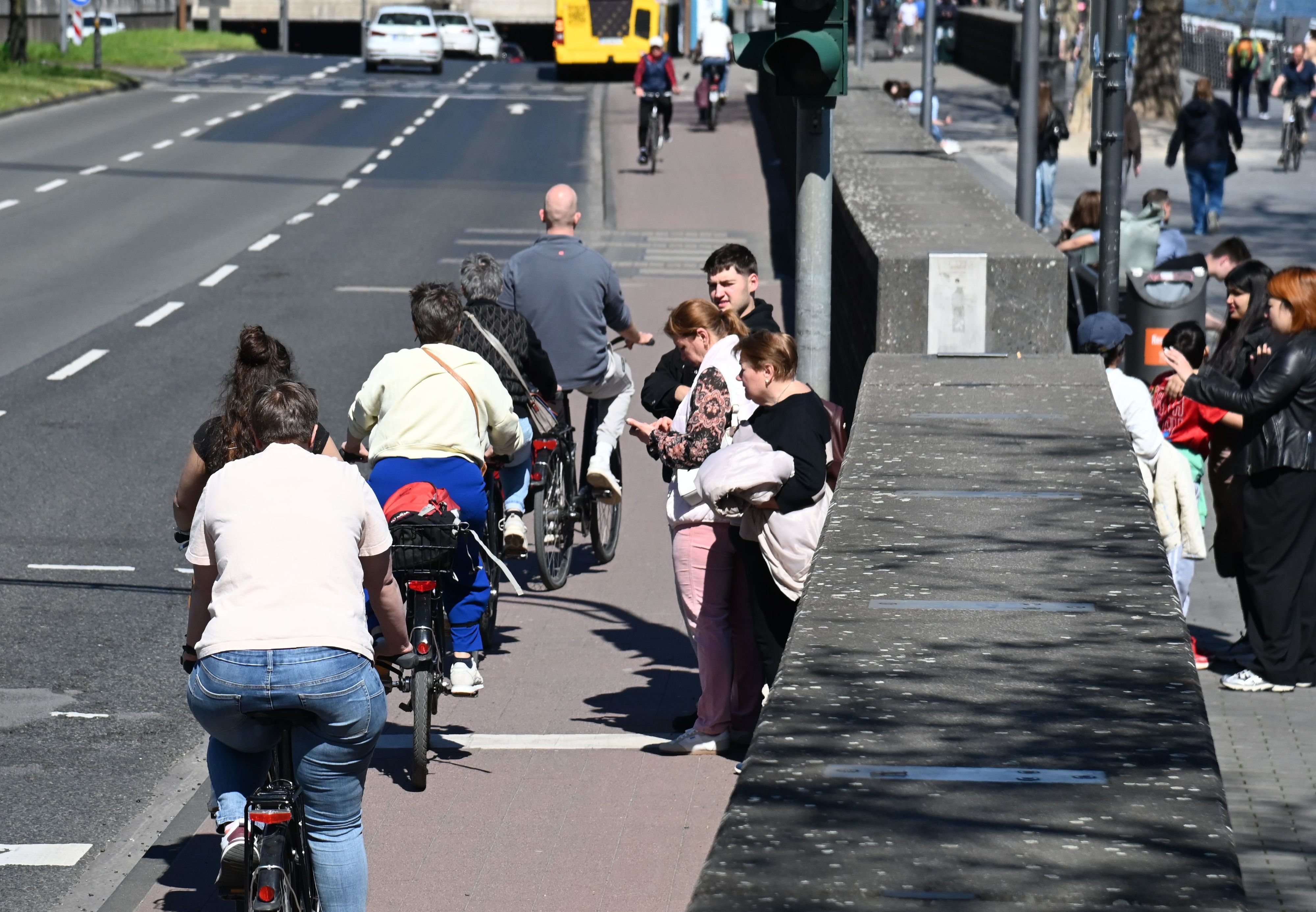 Am Rheinufer in der Kölner Altstadt kommt es an vielen Stellen zu Konflikten zwischen Fußgängern und Radfahrern.