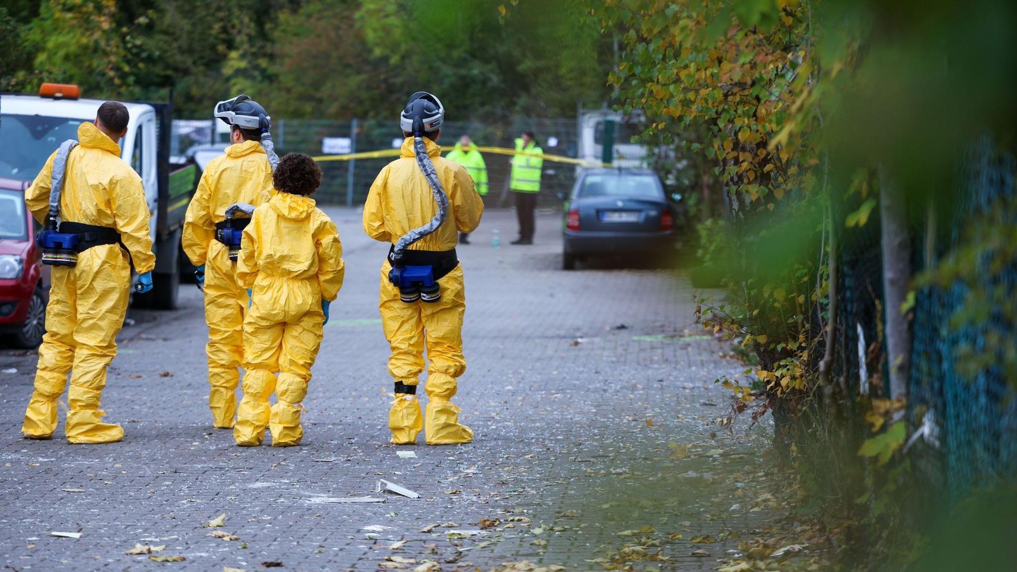 Nach einer Explosion in Bochum mussten Einsatzkräfte Schutzausrüstung tragen.