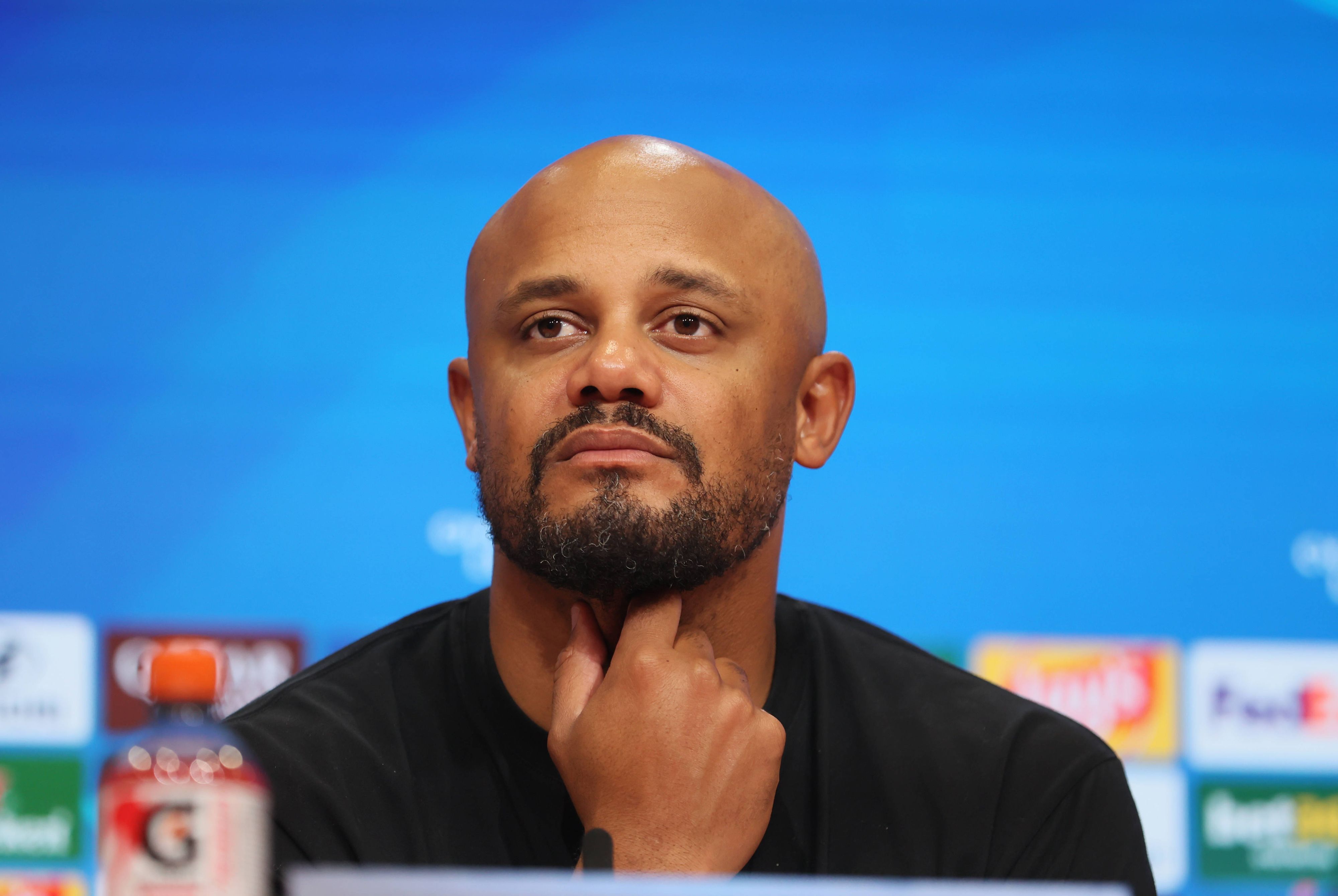 Vincent Kompany, Trainer FC Bayern München auf der Pressekonferenz nach dem Spiel gegen Arsenal.