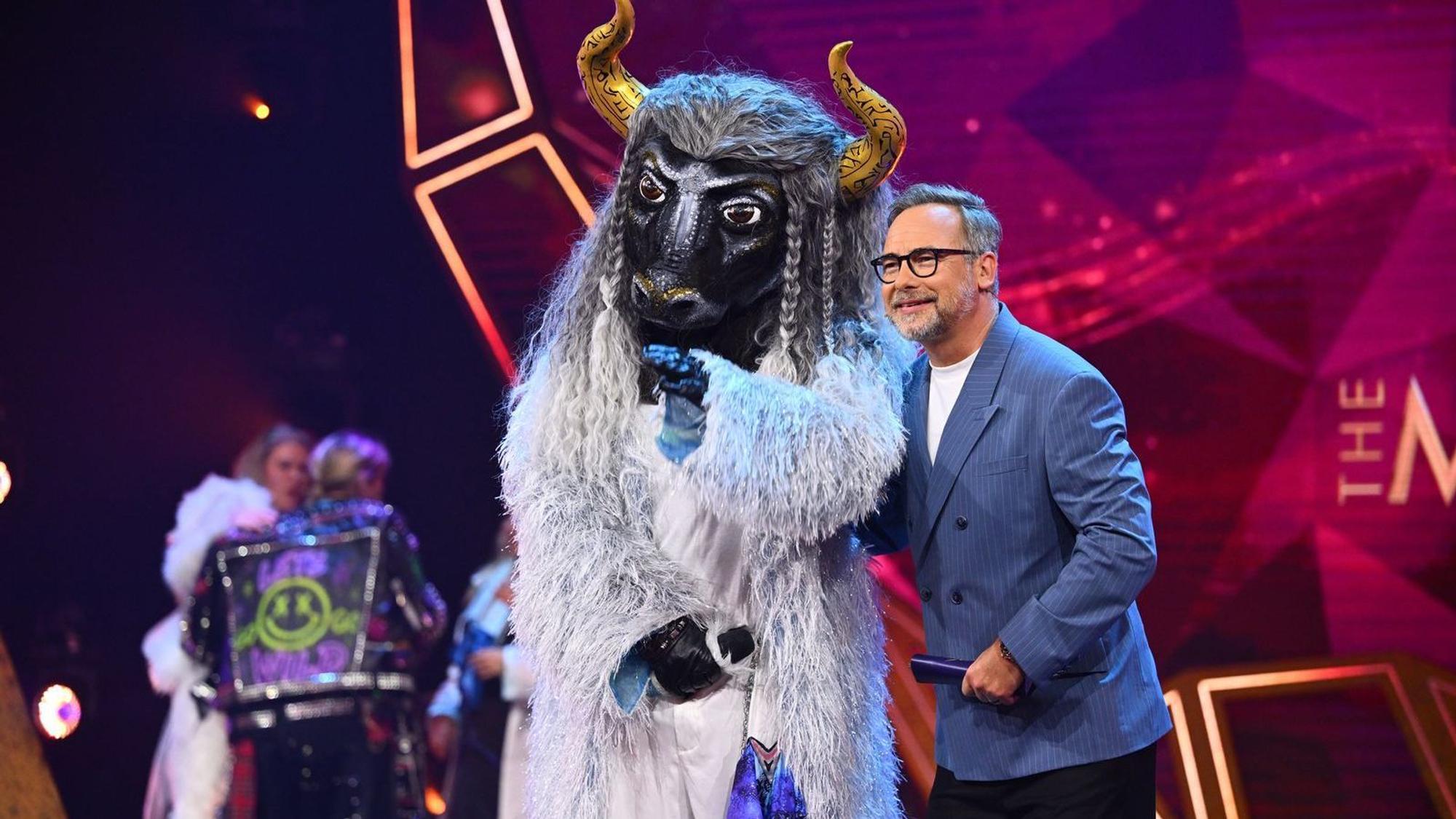 Pokal-Panne! Kurz vor der Demaskierung des „The Masked Singer“-Siegers Fernando El Toro wurde Moderator Matthias Opdenhövel (rechts) zum „Demolition Man“ und schrottete den Siegerpokal. (Bild: Joyn/Willi Weber)
