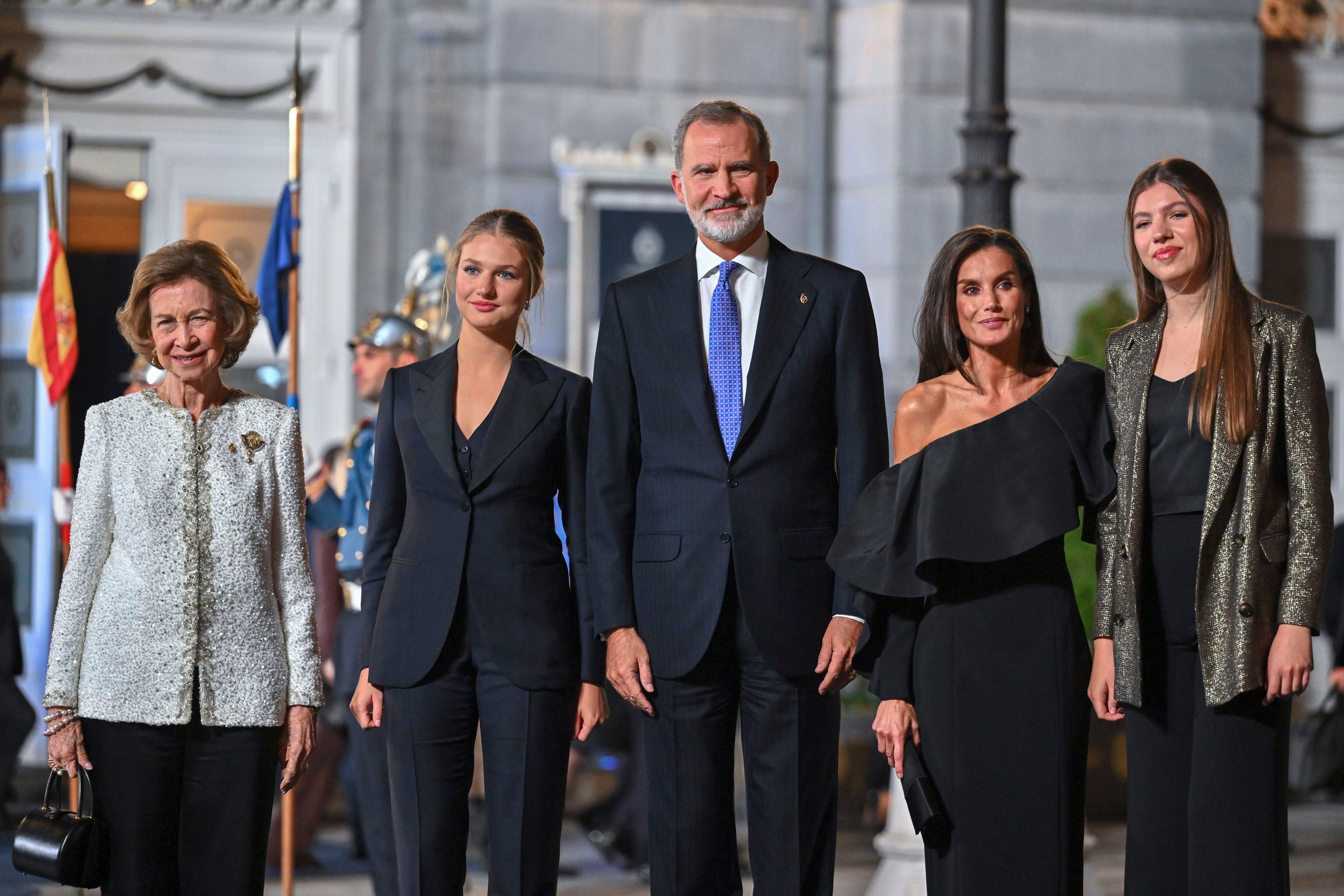Die spanische Königsfamilie bei der Feier zur Verleihung der Prinzessin-von-Asturien-Preise 2024. Von links: Thronfolgerin Prinzessin Leonor, König Felipe, Königin Letizia und Prinzessin Sofia.