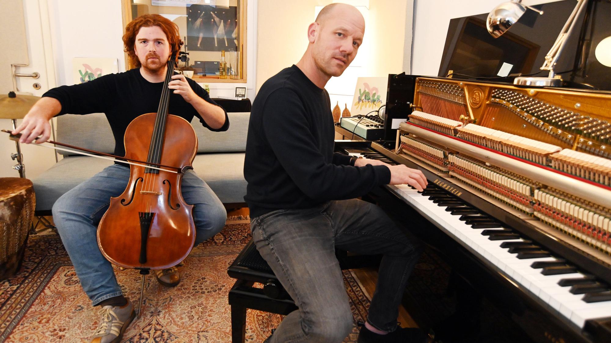 Ein Cellist und ein Pianist musizieren gemeinsam.