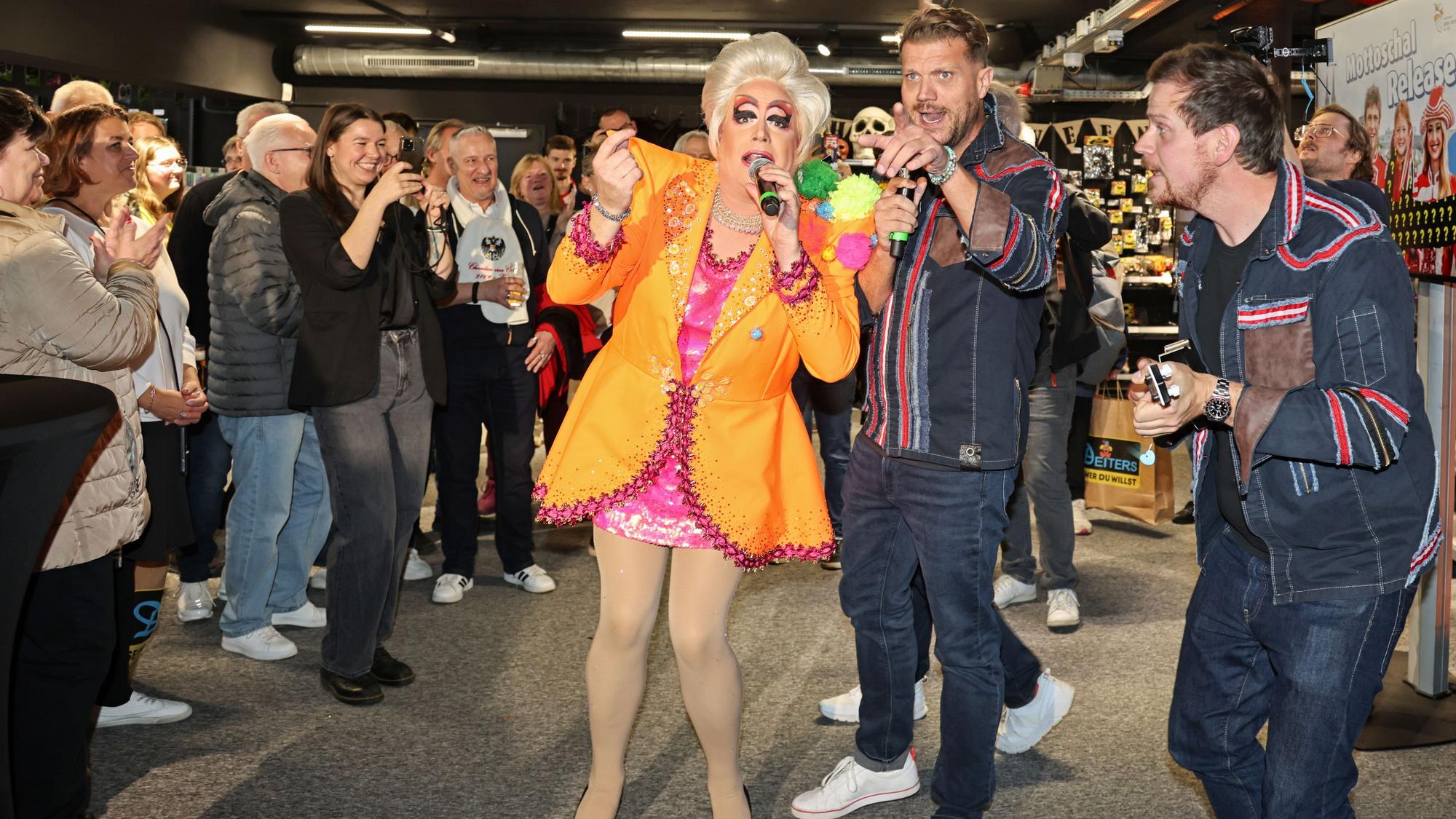 Die Rabaue mit Julie Voyage beim Auftritt.