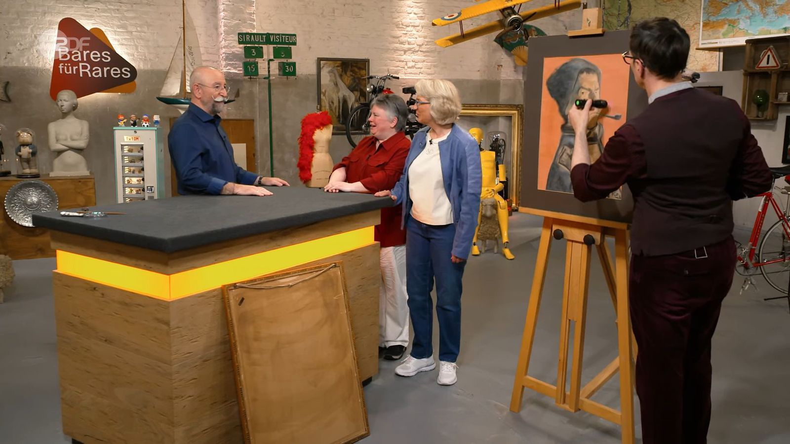 „Ihr seht wesentlich freundlicher aus als der Herr auf dem Bild“, begrüßte Horst Lichter die beiden Verkäuferinnen. 
 (Bild: ZDF)