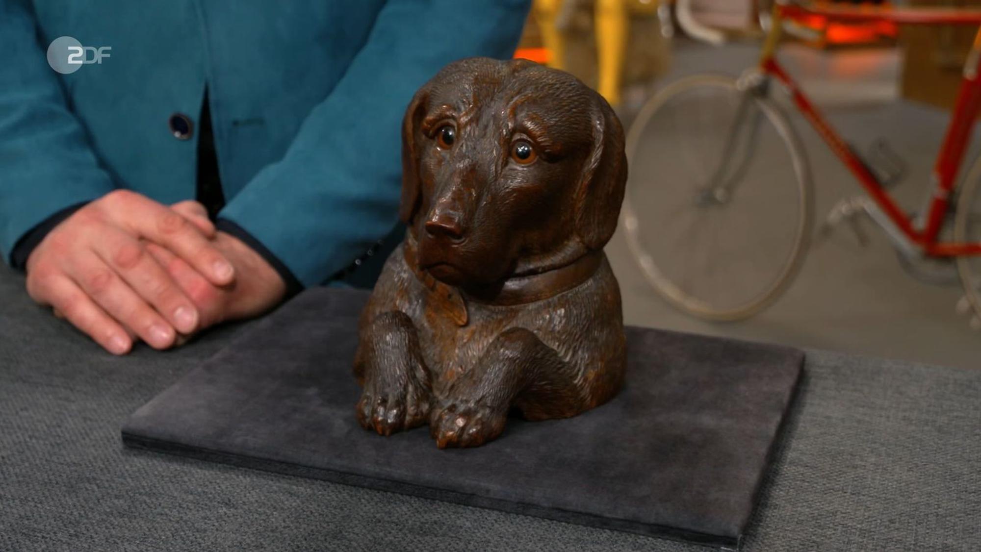 Erfolgreicher war der Verkäufer einer Tabakdose aus Holz in Form eines Retrievers aus der Zeit um 1903 mit einem geschätzten Wert von 500 bis 800 Euro. Friedrich Häusser bezahlte 770 Euro.
(Bild: ZDF)