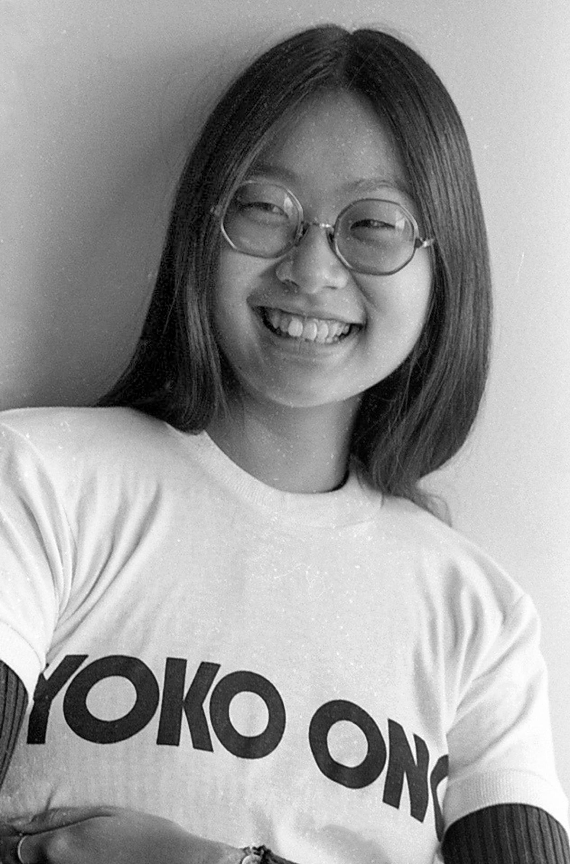 May Pang, New Yorkerin mit chinesischen Wurzeln, arbeitete zunächst bei Apple Records, der Plattenfirma der Beatles, in New York. Später wurde sie persönliche Assistentin des ebenfalls in New York lebenden Paares John Lennon und Yoko Ono. Als deren Ehe in die Krise geriet soll Yoko Ono selbst May Pang ermutigt haben, intensiver auf John zuzugehen. (Bild: May Pang)