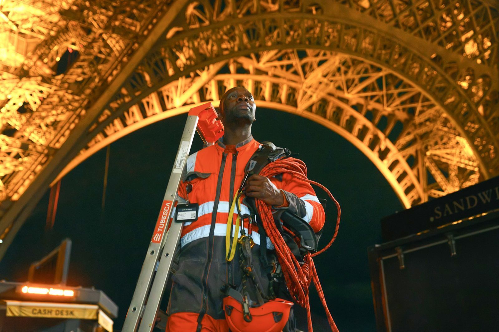 Nationale Symbole: Frankreichs beliebtester Gauner Assane Diop (Omar Sy) hat einen spektakulären Stunt auf Frankreichs beliebtestem Eisenfachwerkturm vor. (Bild:  2025 Netflix, Inc. / Emmanuel Guimier)