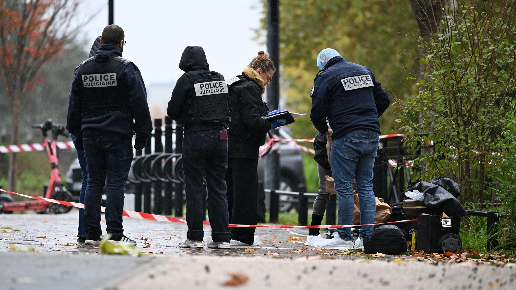 Kriminaltechniker und Polizeibeamte suchen nach Schüssen in Trappes bei Paris nach Beweismitteln. Ein Mann in einem Auto hat in Gemeinden bei Paris auf offener Straße mehrere Schüsse abgefeuert.