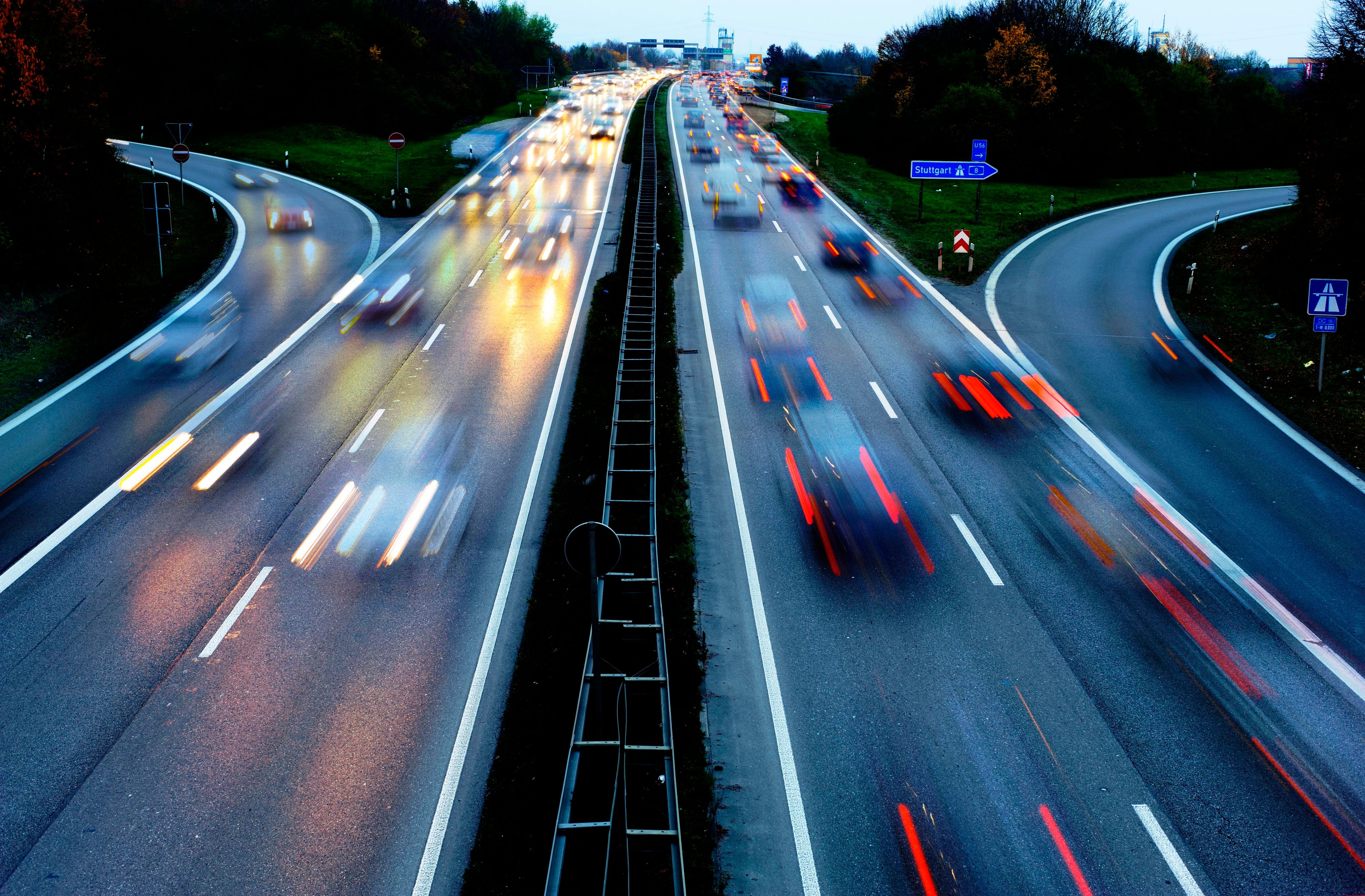 Verkehr auf einer Autobahn in der Dämmerung
