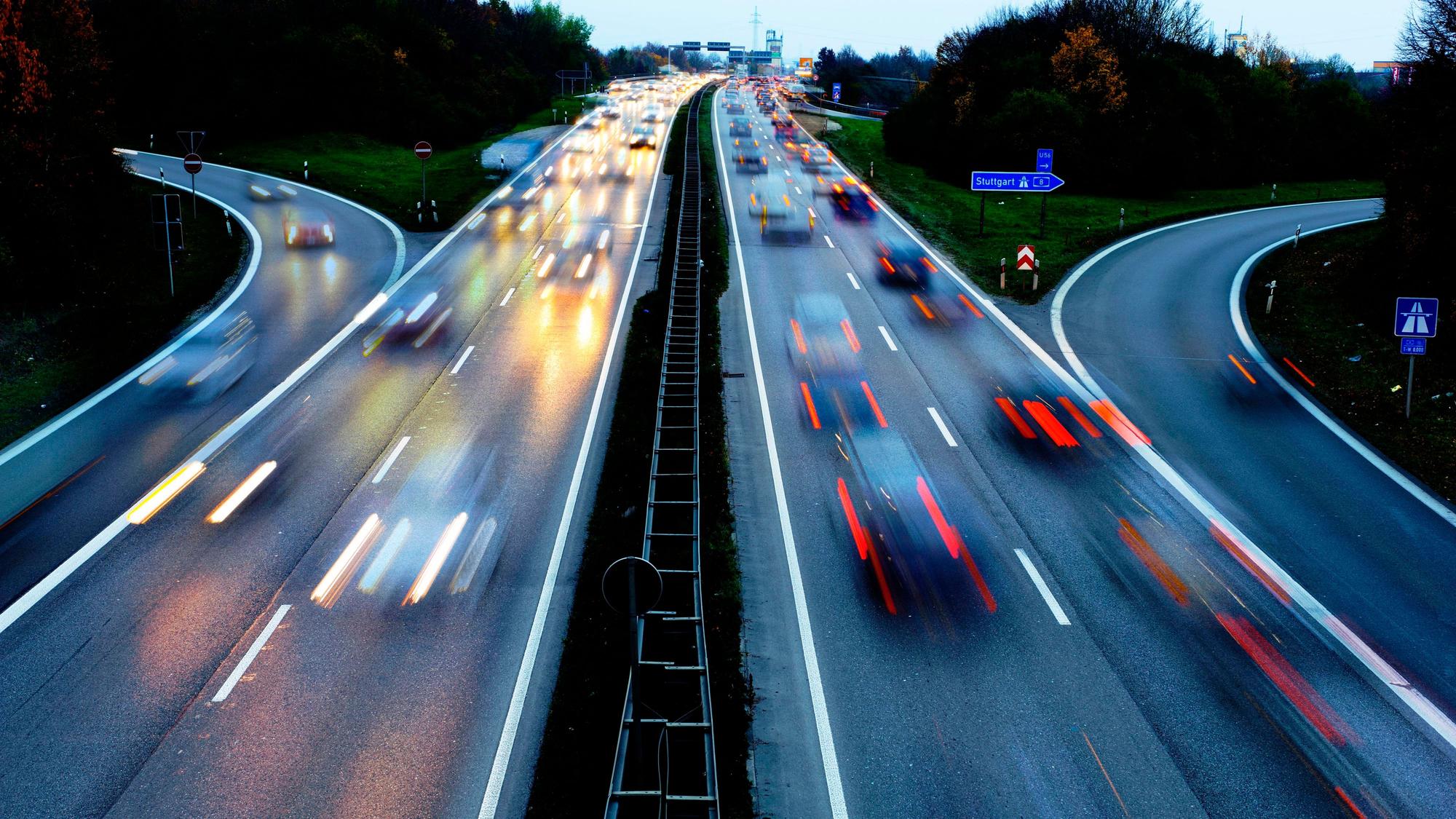Verkehr auf einer Autobahn in der Dämmerung
