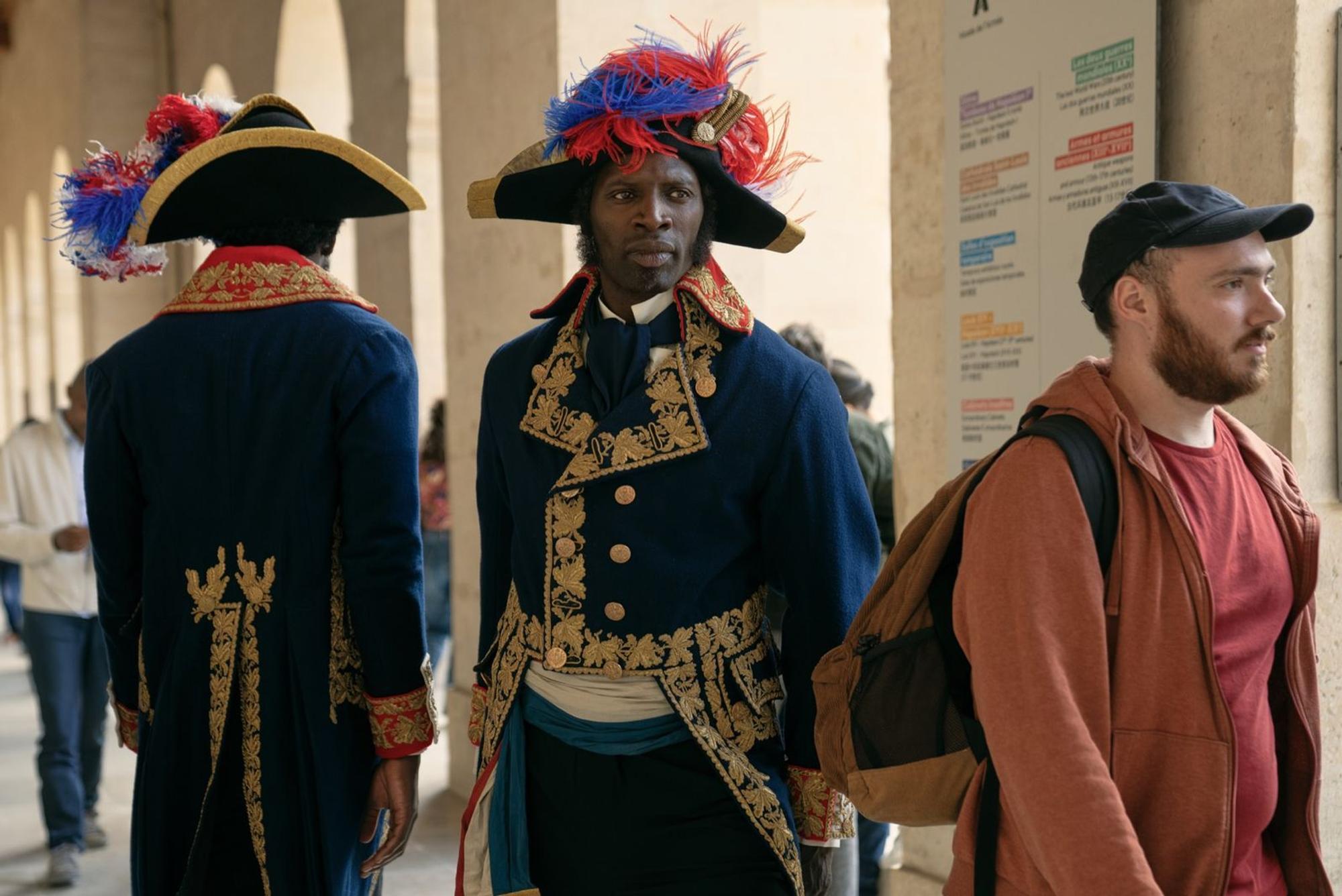 Als Meister der Verkleidung fällt Assane Diop (Omar Sy) kaum auf. (Bild: 2025 Netflix, Inc. / Emmanuel Guimier)