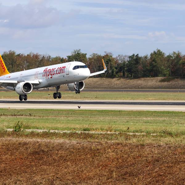 Ein Airbus der Billigairline Pegasus setzt zur Landung an. (Symbolbild)