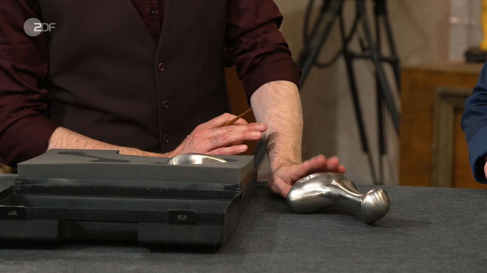 Das Hantel-Set „POAA“ von Philippe Starck aus dem Jahr 1999 wurde auf 400 bis 600 Euro geschätzt. Für 320 Euro bekam Lisa Nüdling die Sportgeräte. (Bild: ZDF)