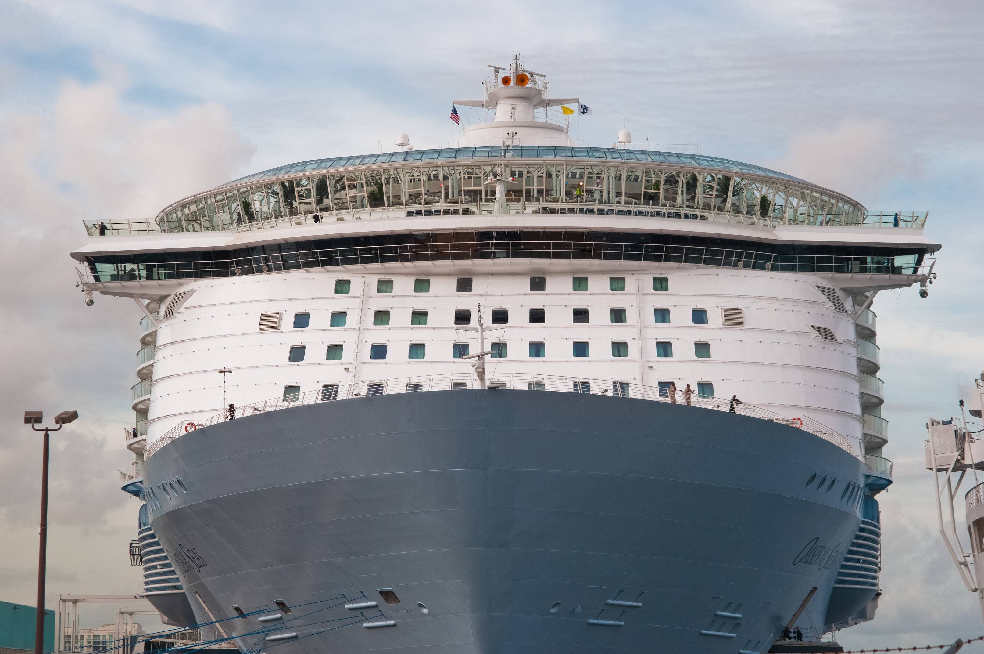 „Oasis of the Seas“ im Hafen.