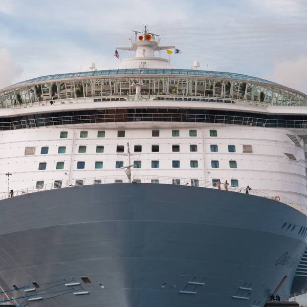 „Oasis of the Seas“ im Hafen.