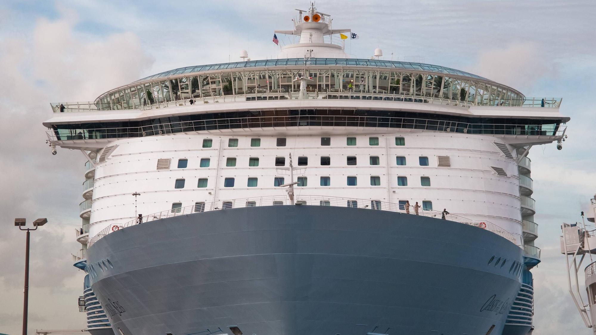 „Oasis of the Seas“ im Hafen.