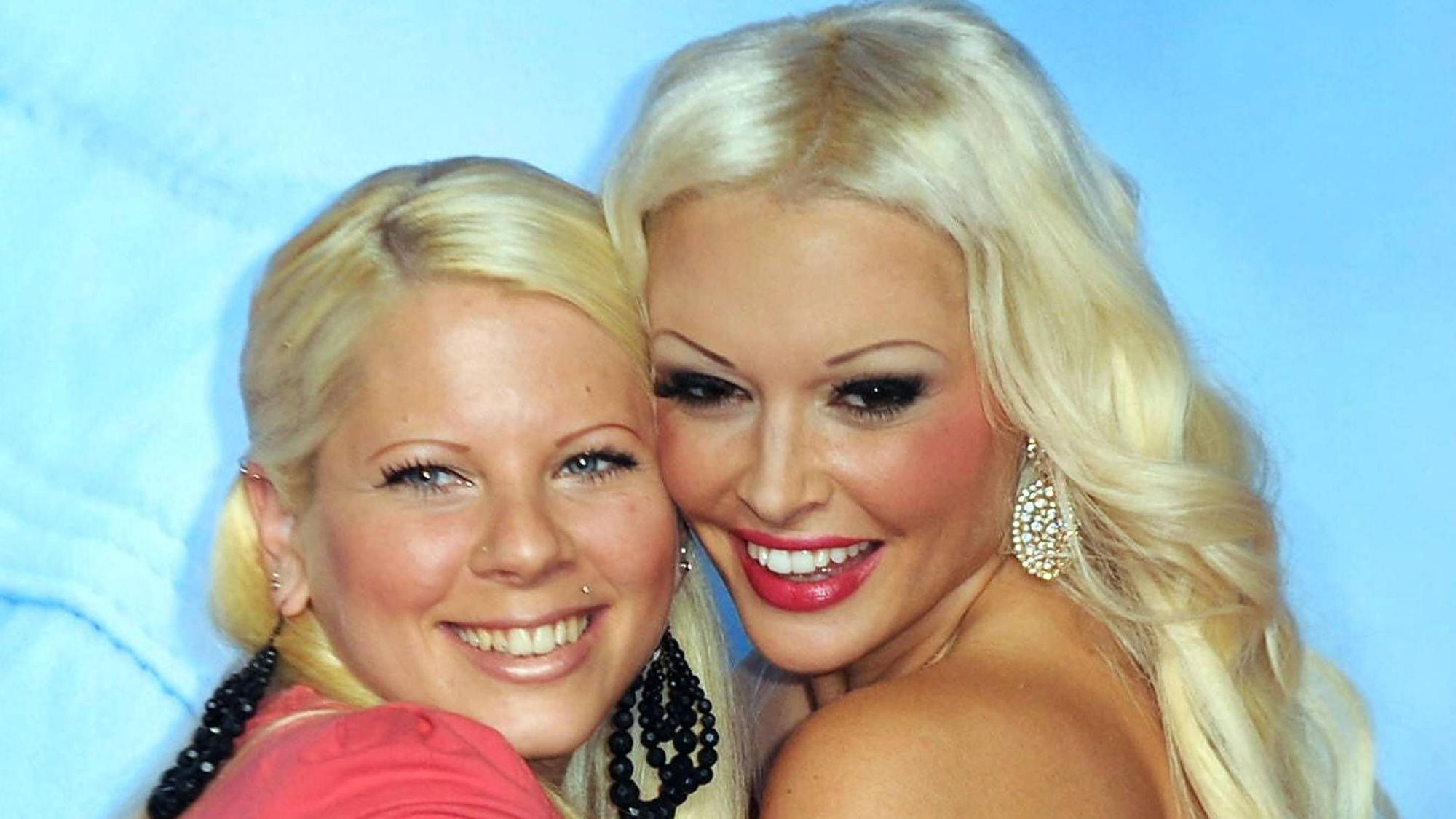 Schauspielerin Daniela Katzenberger rechts und ihre Schwester Jennifer Frankhauser anläßlich eines Photocalls und Previews des Regionalkrimis Frauchen und Deiwelsmilch am 07.04.2014 im CineStar Ludwigshafen.