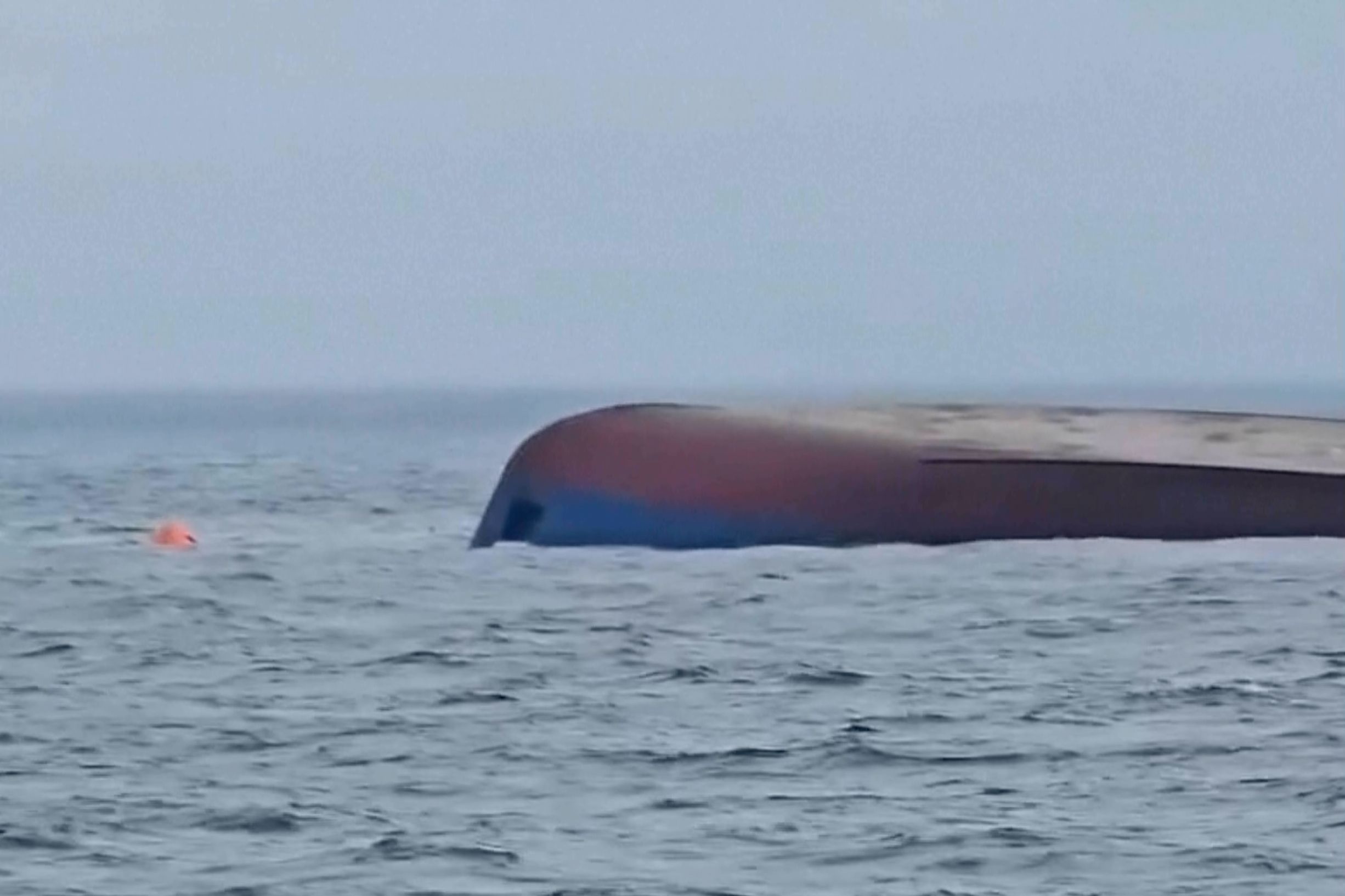 Dieses Bild aus einem vom rumänischen Innenministerium via AP zur Verfügung gestellten Video zeigt ein Schiff, das nach einem Drohnenangriff im Schwarzen Meer nahe der rumänischen Hoheitsgewässer gekentert ist.