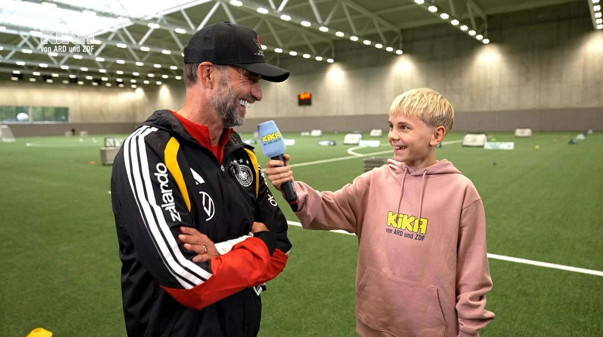 Bundestrainer Jürgen Klopp stand KiKA-Reporter Charlie am DFB-Campus in Frankfurt Rede und Antwort. (Bild: KiKA / ARD / ZDF)