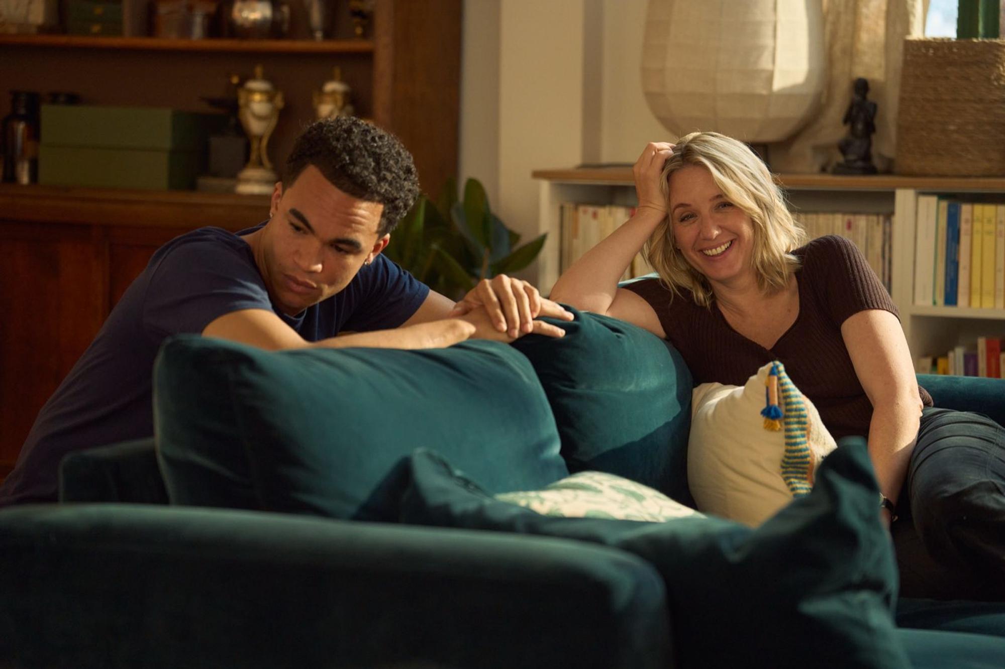 Assane wünscht sich nichts sehnlicher, als ein gutes Verhältnis mit seiner Ex-Freundin Claire (Ludivine Sagnier) und seinem Sohn Raoul (Théo Christine). (Bild: 2025 Netflix, Inc. / Emmanuel Guimier)