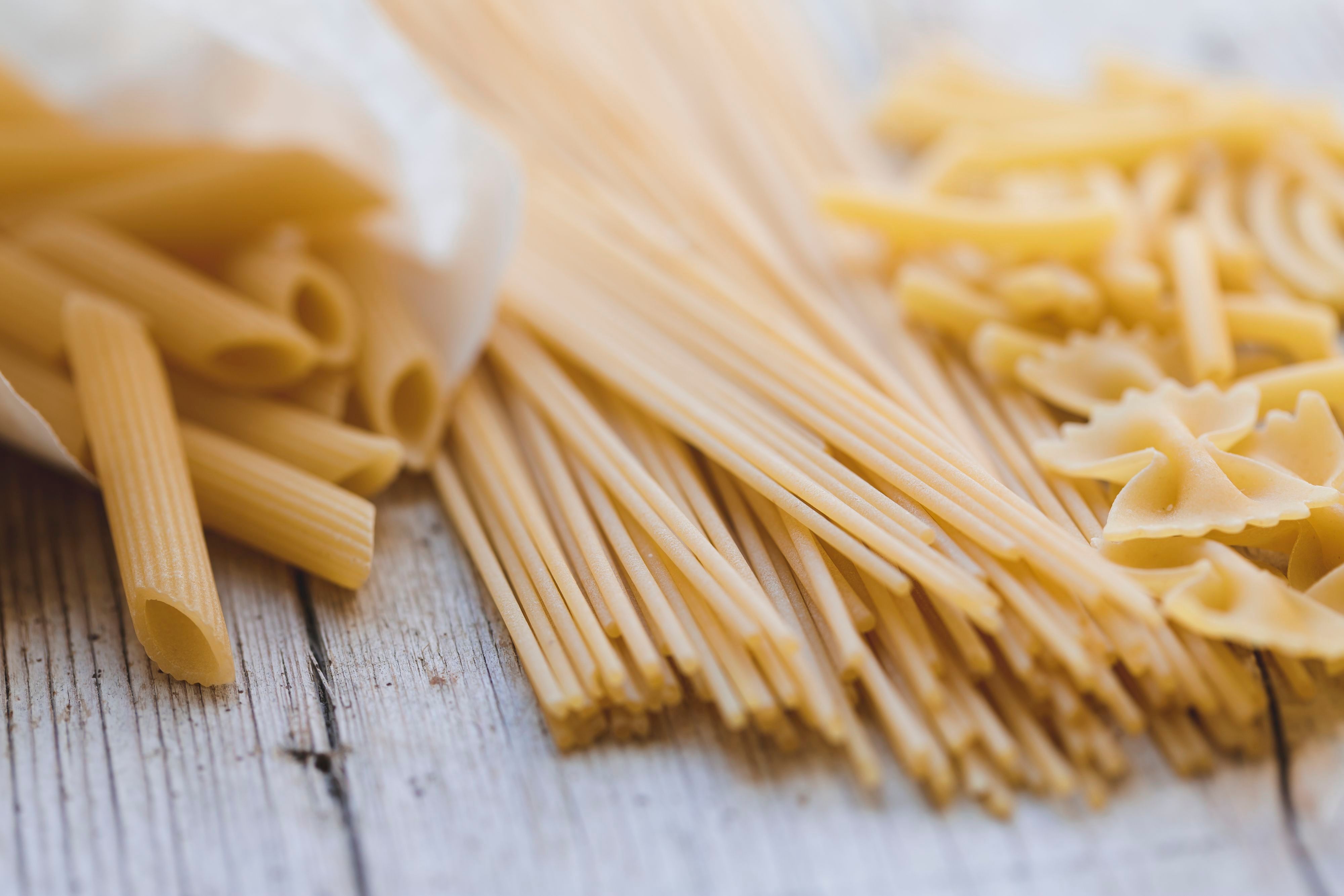 Verschiedene Nudeln liegen auf einem Holztisch. Die Pasta Sassella Tartero GmbH aus Rheinbach ist insolvent.