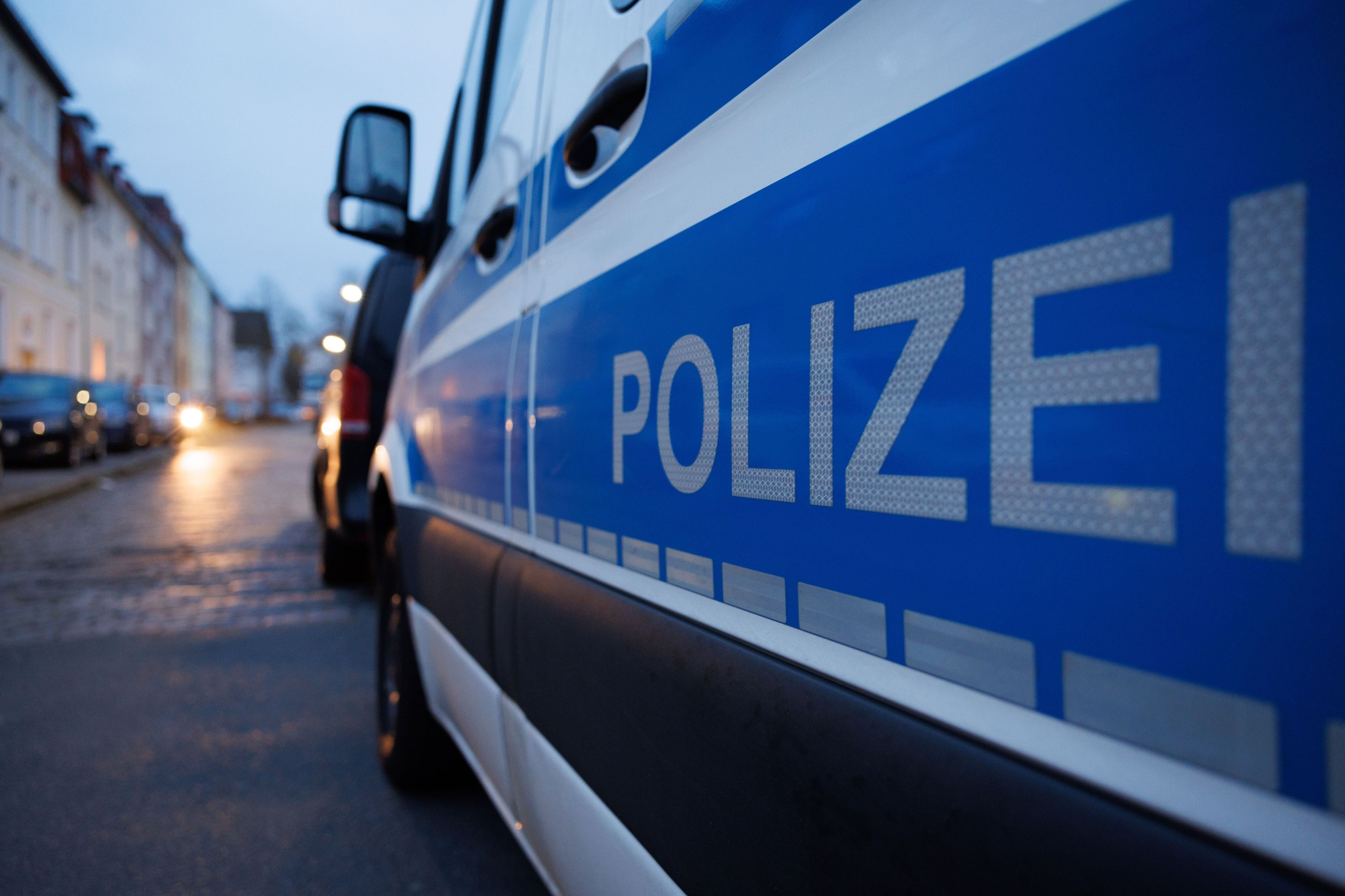 ARCHIV - 05.03.2024, Niedersachsen, Osnabrück: Ein Fahrzeug der Polizei steht auf einer Straße. (zu dpa: «Proteste an Halloween? Das ist der Stand im Nordwesten») Foto: Friso Gentsch/dpa +++ dpa-Bildfunk +++