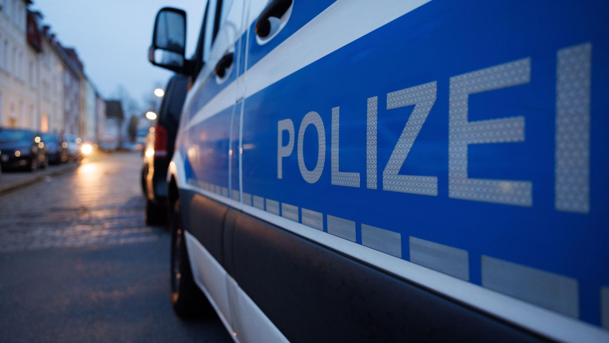 ARCHIV - 05.03.2024, Niedersachsen, Osnabrück: Ein Fahrzeug der Polizei steht auf einer Straße. (zu dpa: «Proteste an Halloween? Das ist der Stand im Nordwesten») Foto: Friso Gentsch/dpa +++ dpa-Bildfunk +++