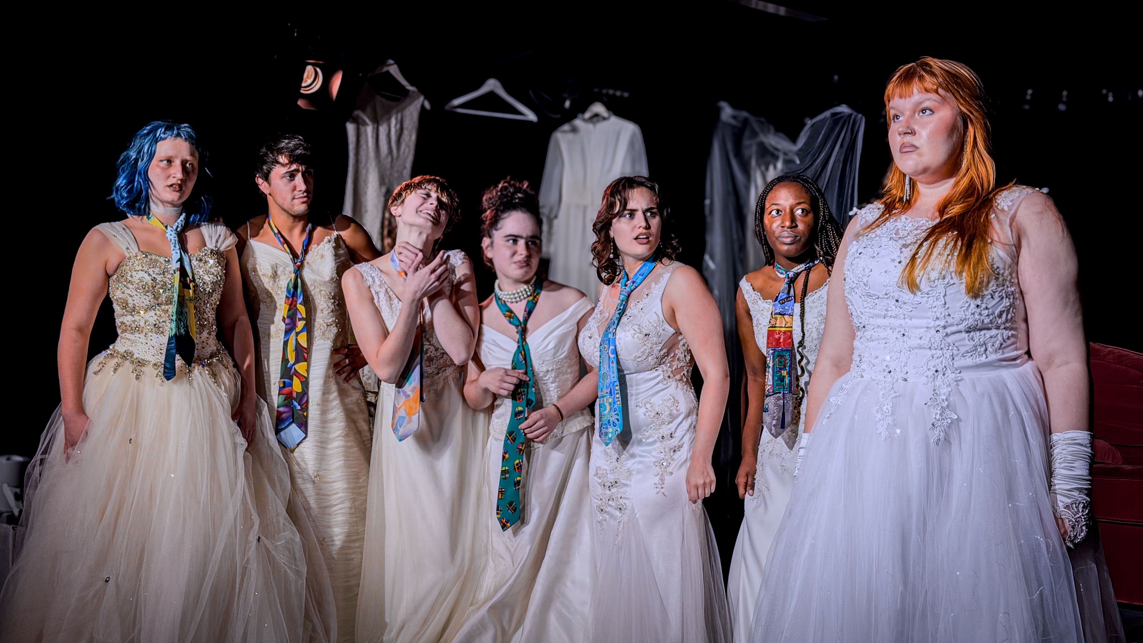 In weißen Brautkleidern verhandelt das Ensemble des Jungen Theaters Leverkusen in „Revolt. She Said. Revolt Again.“