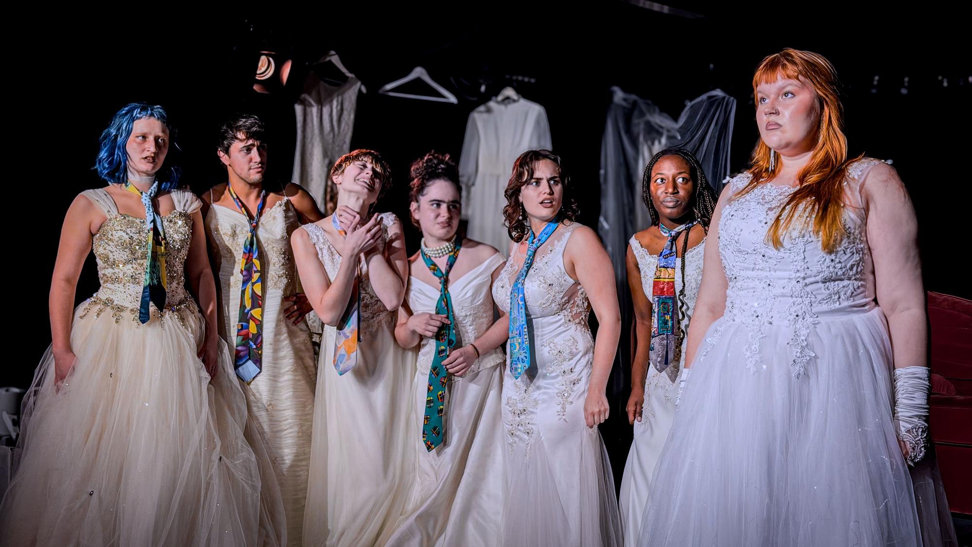 In weißen Brautkleidern verhandelt das Ensemble des Jungen Theaters Leverkusen in „Revolt. She Said. Revolt Again.“