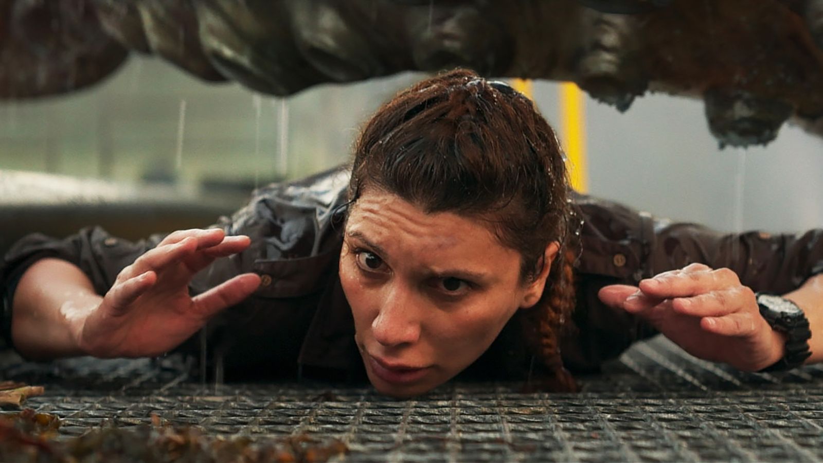 Die Biologin Johanne (Sara Kohrami) stellt in „Kraken - Erwachen der Tiefe“ bald fest, dass sie hier kein normaler Forschungsauftrag erwartet. (Bild: Splendid Film)