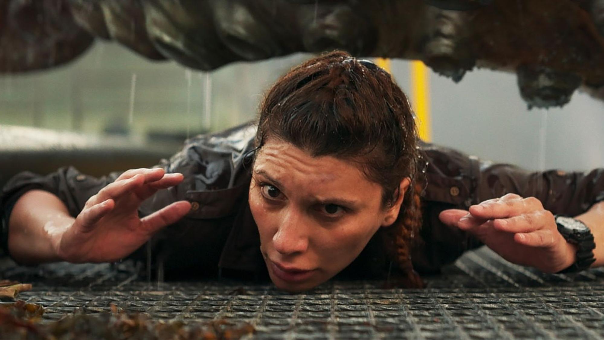 Die Biologin Johanne (Sara Kohrami) stellt in „Kraken - Erwachen der Tiefe“ bald fest, dass sie hier kein normaler Forschungsauftrag erwartet. (Bild: Splendid Film)