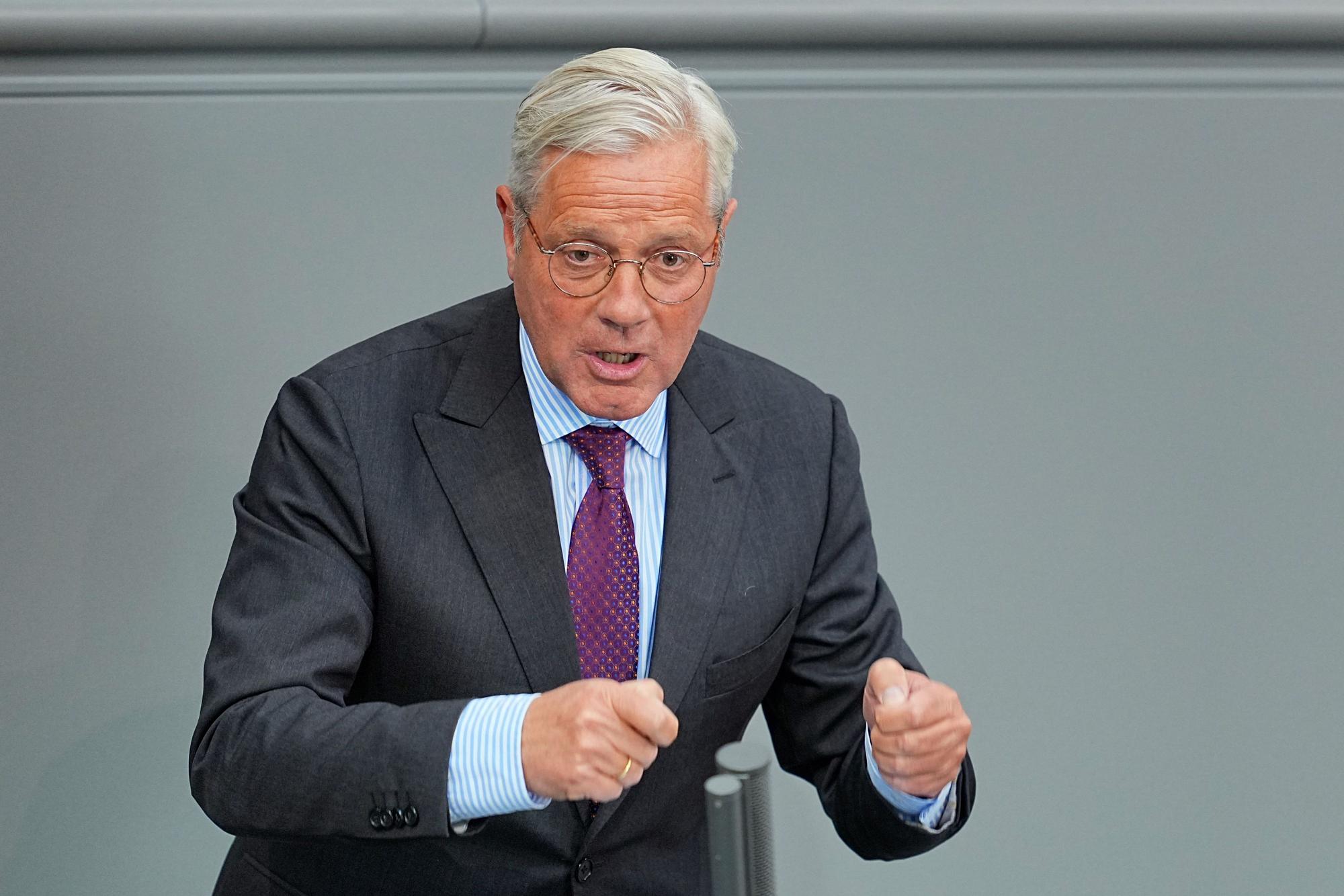 „Elon Musk ist in der Ukraine-Frage eine Marionette Trumps“, sagt der CDU-Außenexperte Norbert Röttgen im Interview.