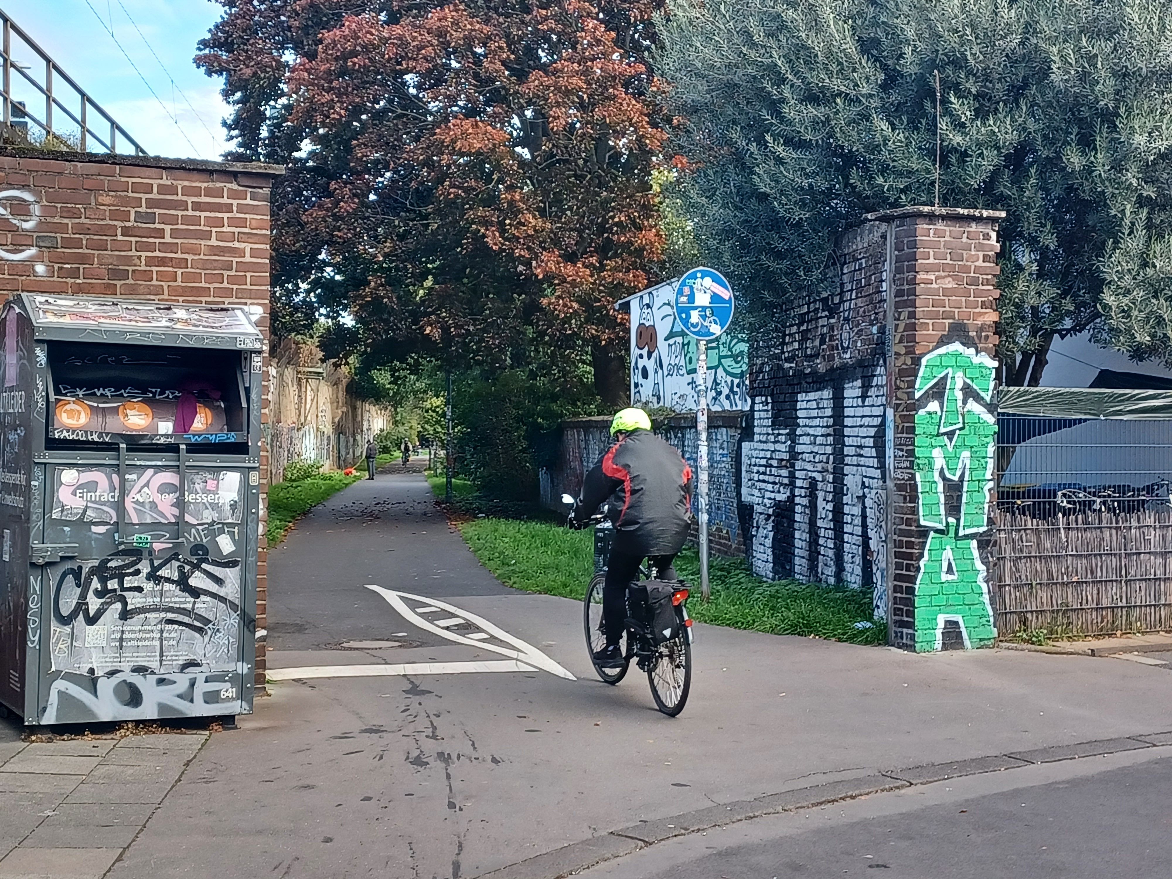 An der Sechzigstraße beginnt der rund 400 Meter lange Radweg in Richtung der autofreien Siedlung. Die Ecke gilt als schwer einsehbar.
