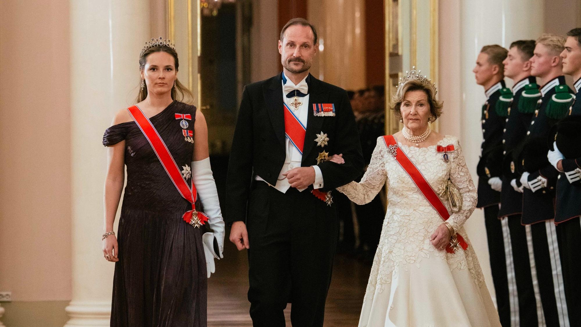 Kronprinzessin Ingrid Alexandra, König Haakon und Königin Sonja beim Empfang.