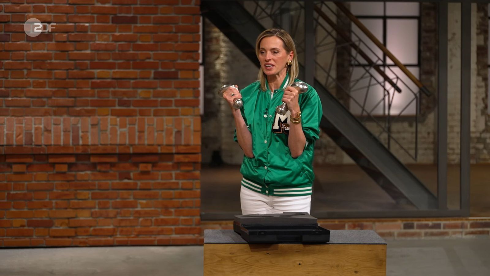 „Die sind mega!“, lagen die Hanteln gut in Lisa Nüdlings Hand. Für 320 Euro bekam sie die Sportgeräte sogar.
 (Bild: ZDF)
