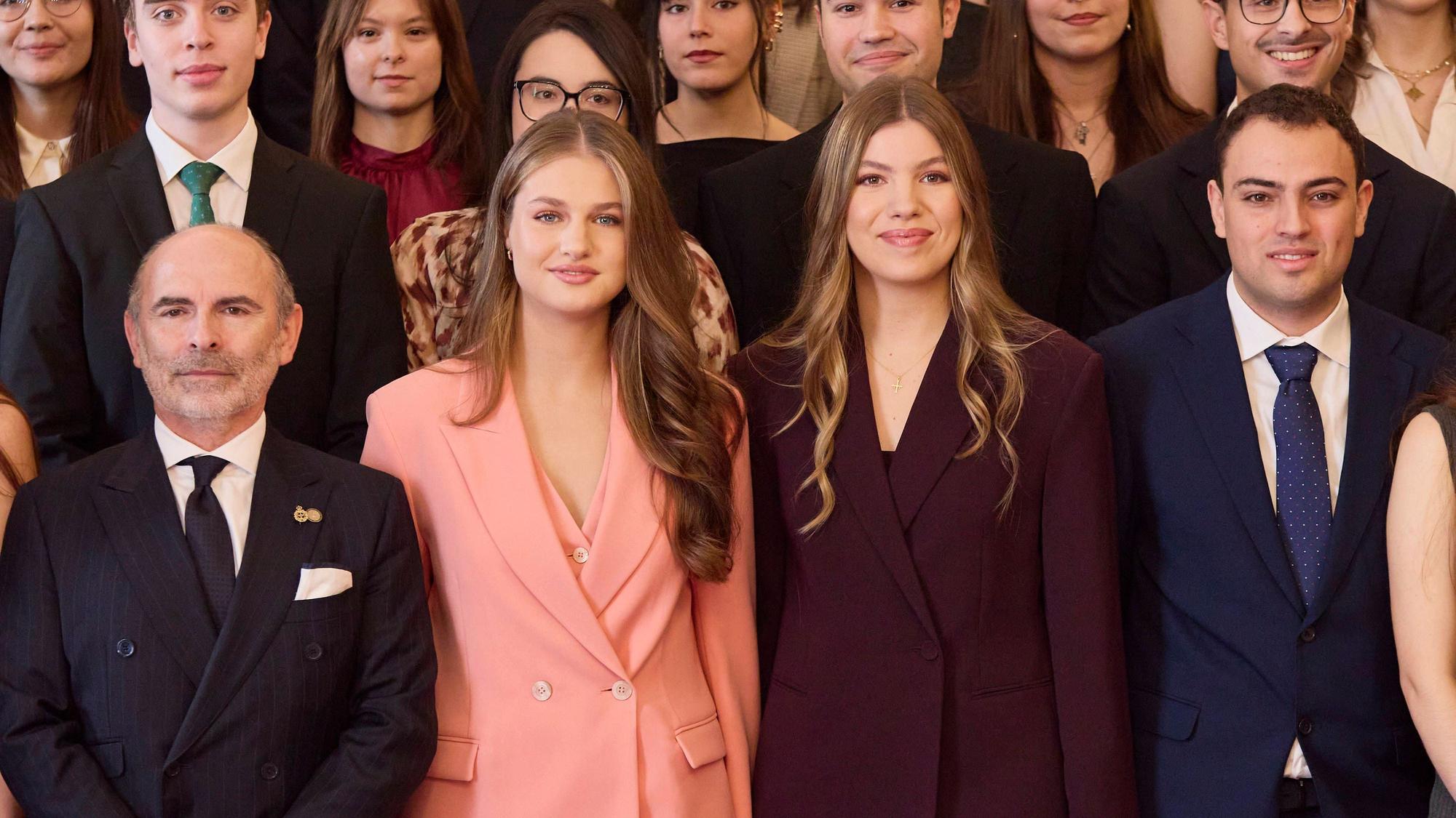 Kronprinzessin Leonor und Prinzessin Sofía: Die Königstöchter setzen bei den Prinzessin-von-Asturien-Preisen auf unterschiedliche Farben.