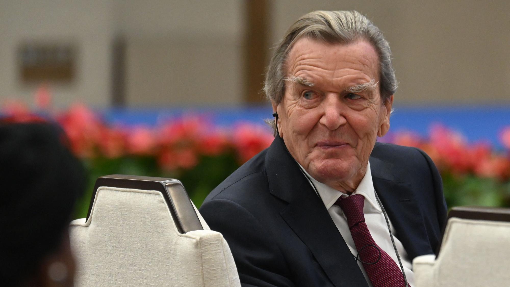 Gerhard Schröder hat kürzlich mit einem Besuch bei Russlands Präsident Wladimir Putin für Aufregung gesorgt.