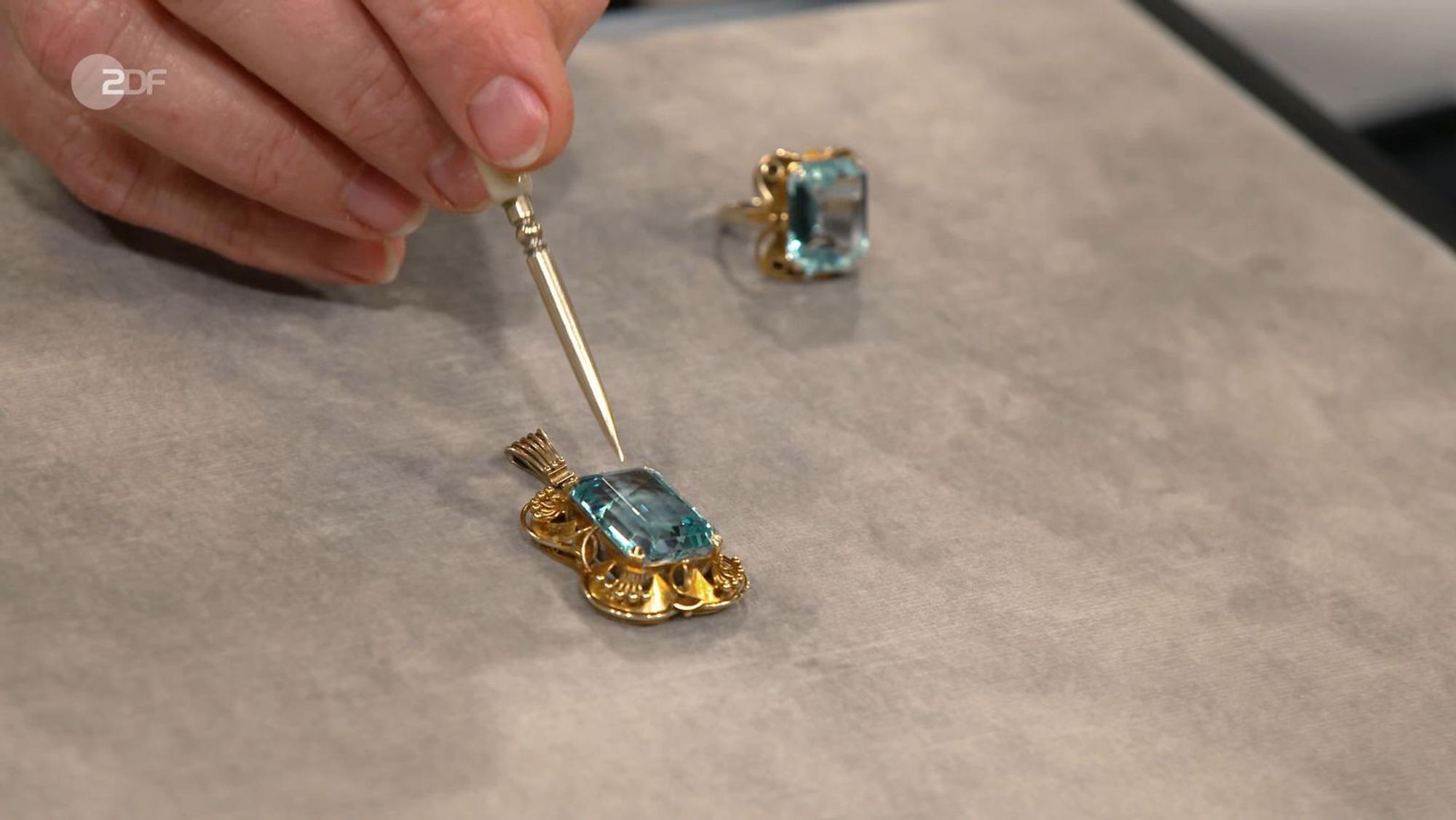 Anhänger und Ring mit Aquamarinen von Wilhelm Stoll aus den 1930er- bis 50er-Jahren hatten einen Gesamtwert von 3.000 bis 3.500 Euro. Sarah Schreiber freute sich über den Zuschlag bei 2.700 Euro.
(Bild: ZDF)
