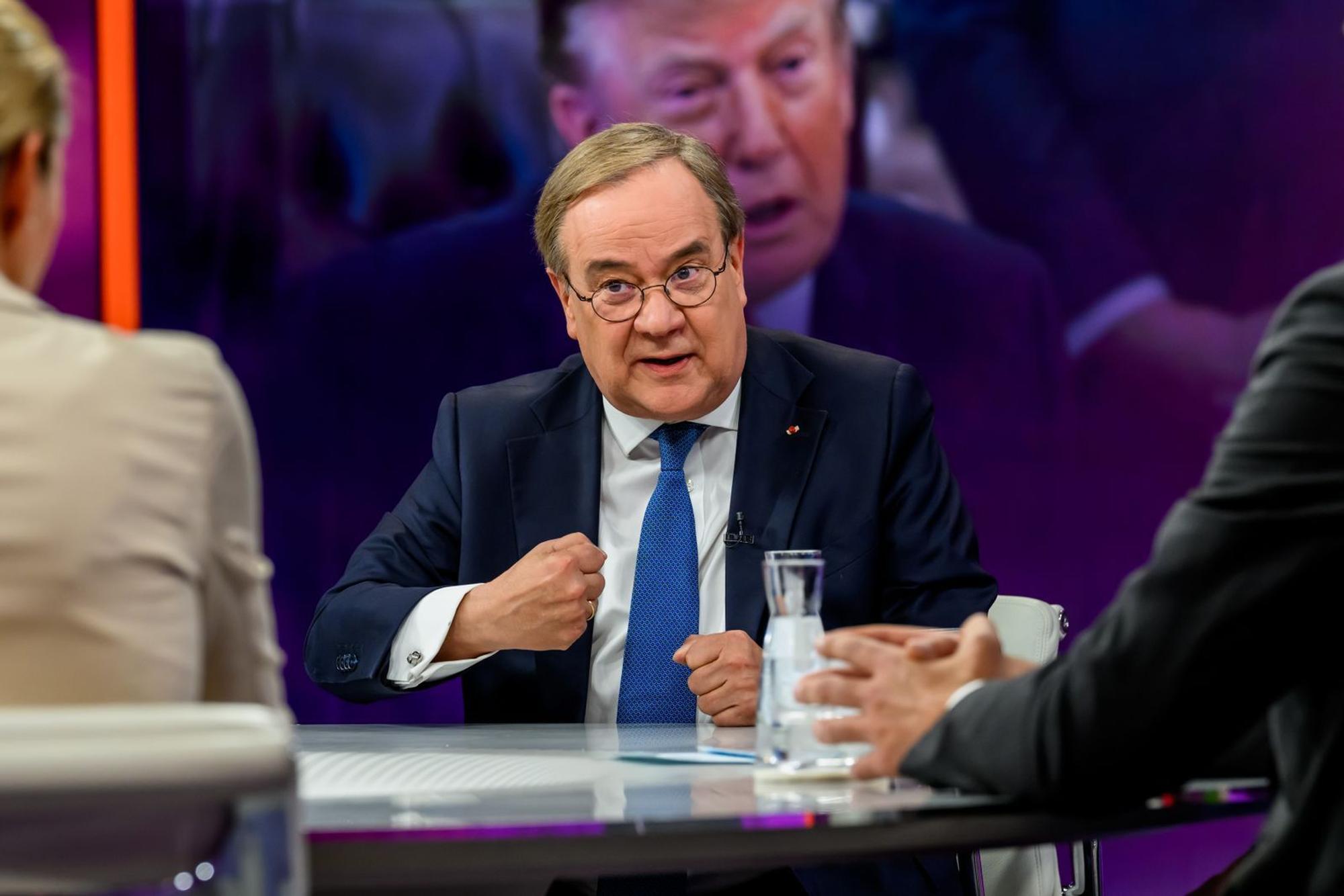 „Wenn sie den Rest der Welt aufteilen, wäre es schlecht. Aber egal, ob wir es gut oder schlecht finden, sie werden es ohnehin machen“, sagte CDU-Außenpolitiker Armin Laschet mit Blick auf den möglichen Dreier-Gipfel von Trump, Putin und Xi. (Bild: ZDF/Svea Pietschmann )
