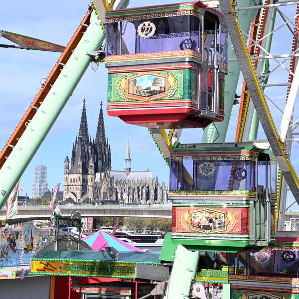 Aufbau der Deutzer Kirmes. Blick auf Riesenrad und Dom.