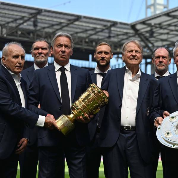 Club der Legenden 1. FC Koeln mit DFB-Pokal und der Meisterschale für die Deutsche Meisterschaft. Vorne mit DFB-Pokal Stephan Engels, Karl-Heinz Thielen, Dieter Prestin und Harald Konopka mit der Meisterschale schauen während des Vorbereitungsspiels zwischen dem 1. FC Köln und Atalanta BC im RheinEnergieStadion am 9. August 2025 in Köln, Deutschland. Foto von Ralf Treese/DeFodi Images Club der Legenden 1. FC Koeln mit DFB-Pokal und der Meisterschale für die Deutsche Meisterschaft. Vorne mit DFB-Pokal Stephan Engels, Karl-Heinz Thielen, Dieter Prestin und Harald Konopka mit der Meisterschale look on during the pre-season friendly match between 1. FC Köln and Atalanta BC at RheinEnergieStadion on August 9, 2025 in Cologne, Germany. Photo by Ralf Treese/DeFodi Images DFL regulations prohibit any use of photographs as image sequences and/or quasi-video. Photo by Ralf Treese/DeFodi Images *** Club der Legenden 1 FC Koeln with DFB Pokal and the Meisterschale for the German Championship In front with DFB Pokal Stephan Engels, Karl Heinz Thielen, Dieter Prestin and Harald Konopka with the Meisterschale look on during the preparation match between 1 FC Köln and Atalanta BC at RheinEnergieStadion on August 9, 2025 in Cologne, Germany, Germany Photo by Ralf Treese DeFodi Images Club of Legends 1 FC Koeln with DFB Cup and the championship trophy for the German championship In front with DFB Cup Stephan Engels, Karl Heinz Thielen, Dieter Prestin and Harald Konopka with the championship trophy look on during the pre season friendly match between 1 FC Köln and Atalanta BC at RheinEnergieStadion on August 9, 2025 in Cologne, Germany Photo by Ralf Treese DeFodi Images DFL regulations prohibit any use of photographs as image sequences and or quasi video Photo by Ralf Treese DeFodi Images